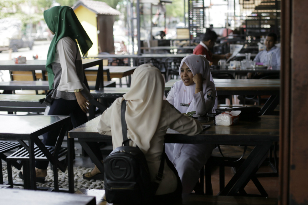 Prohíben compartir mesa a parejas no casadas en provincia de Indonesia