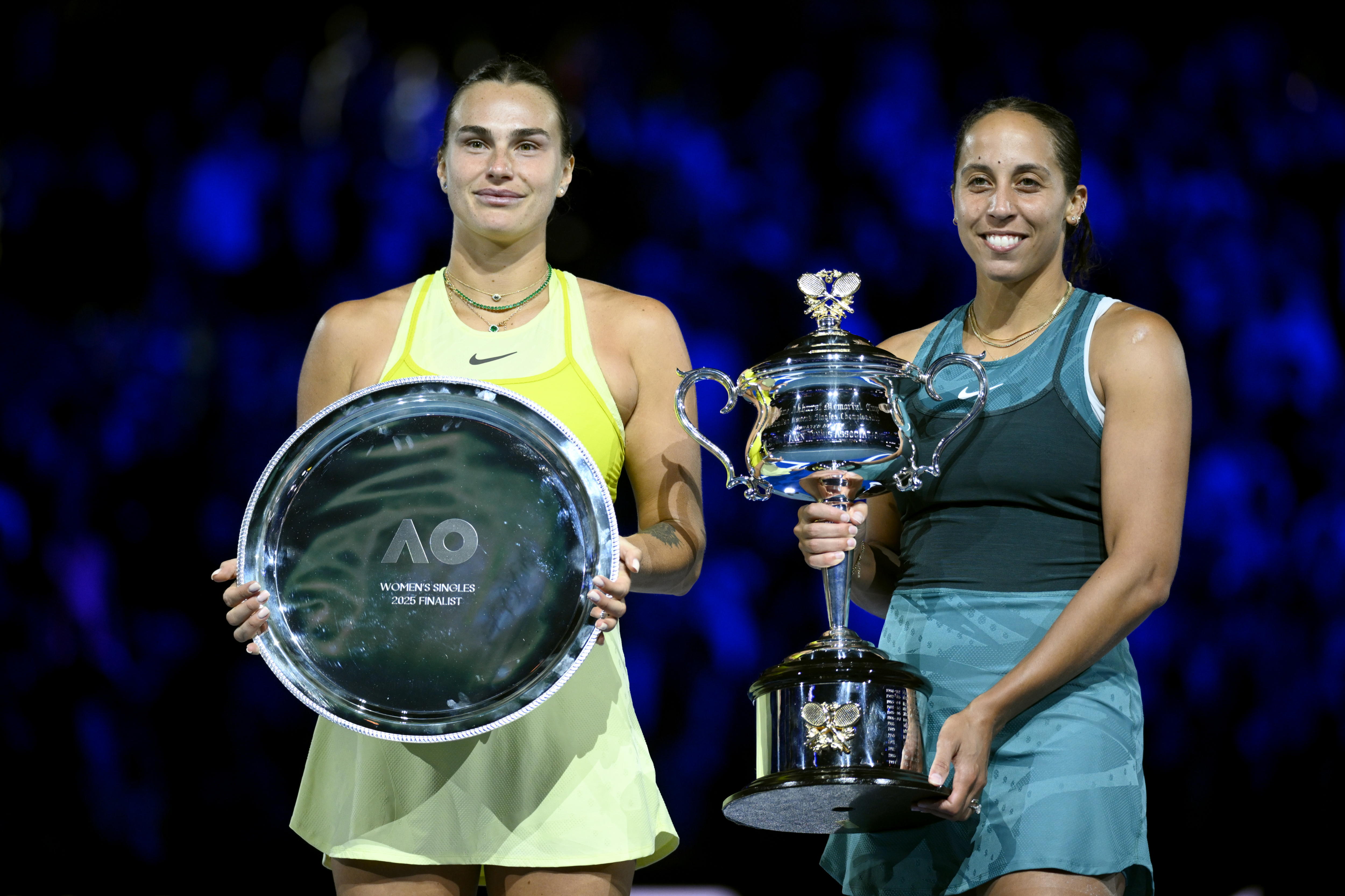 Melbourne (Australia), 25/01/2025.- Winner Madison Keys of USA (R) and runner-up Aryna Sabalenka of Belarus (L) pose with their trophies after the Women's Singles final match at the Australian Open Grand Slam tennis tournament in Melbourne, Australia, 25 January 2025. (Tenis, Bielorrusia) EFE/EPA/JOEL CARRETT AUSTRALIA AND NEW ZEALAND OUT