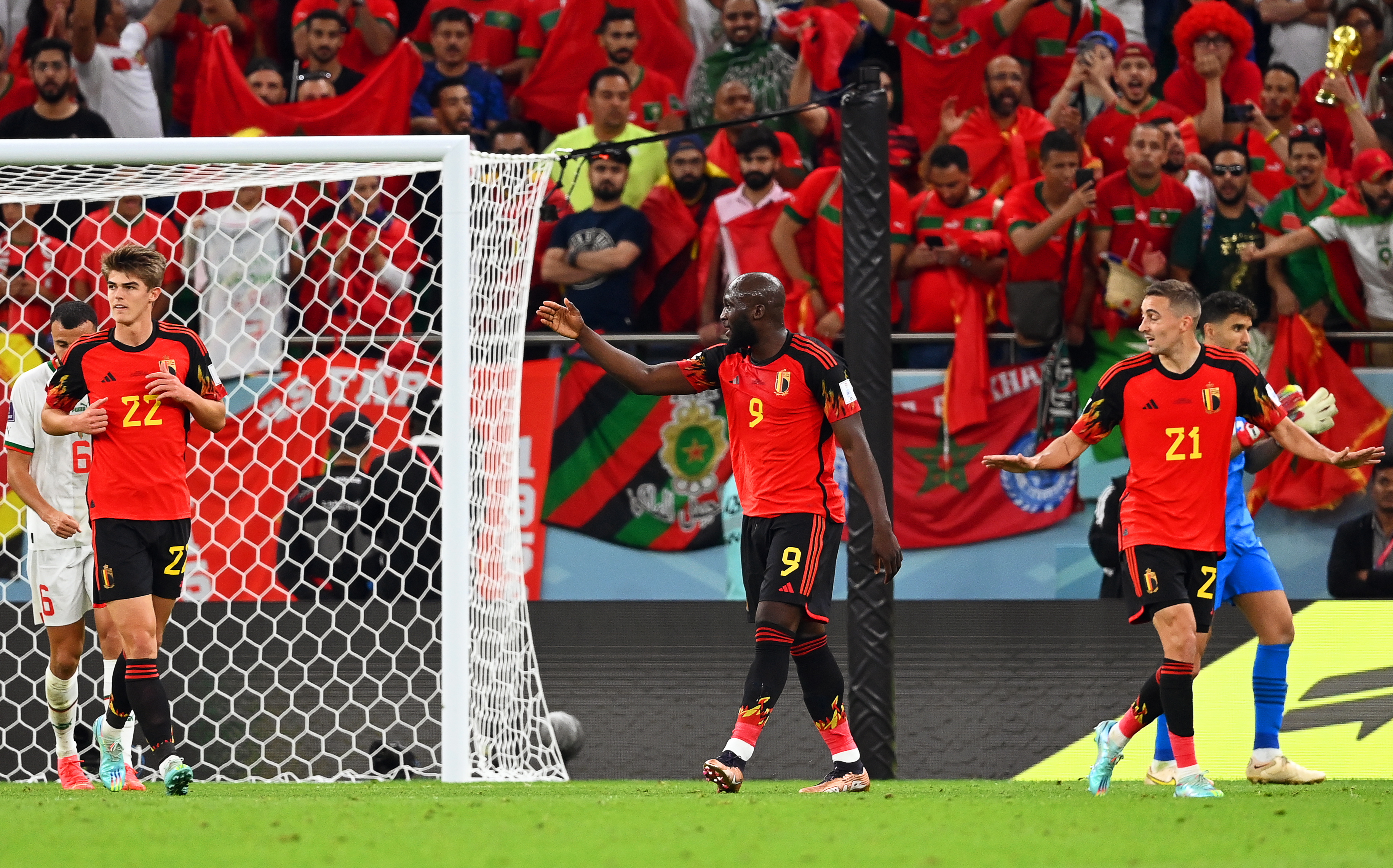 Doha (Qatar), 27/11/2022.- Romelu Lukaku (C) of Belgium reacts during the FIFA World Cup 2022 group F soccer match between Belgium and Morocco at Al Thumama Stadium in Doha, Qatar, 27 November 2022. (Mundial de Fútbol, Bélgica, Marruecos, Roma, Catar) EFE/EPA/Georgi Licovski