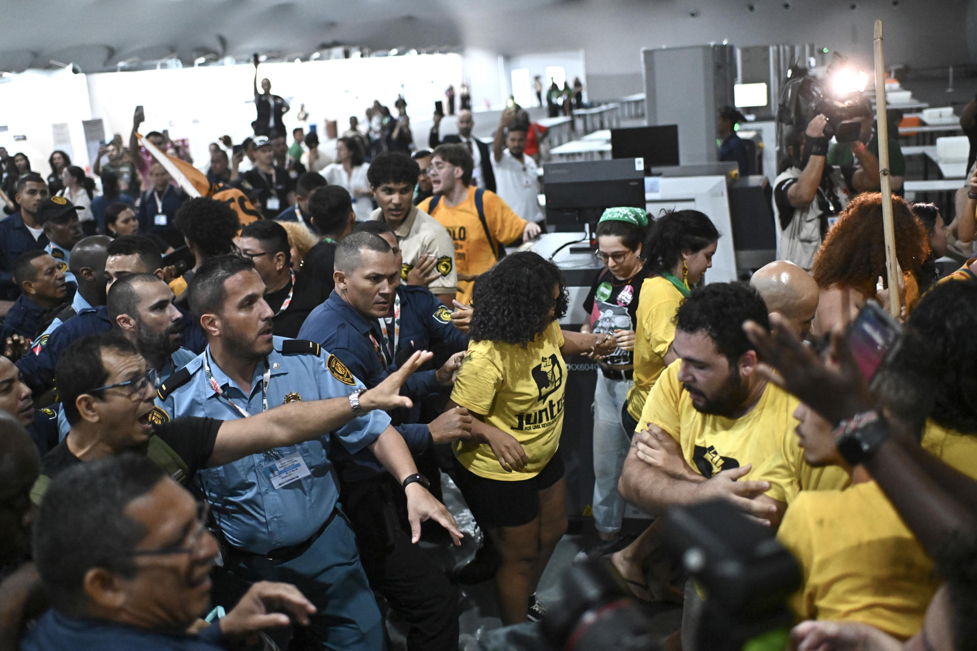Video: manifestantes intentaron ingresar a la zona de negociaciones de la COP30
