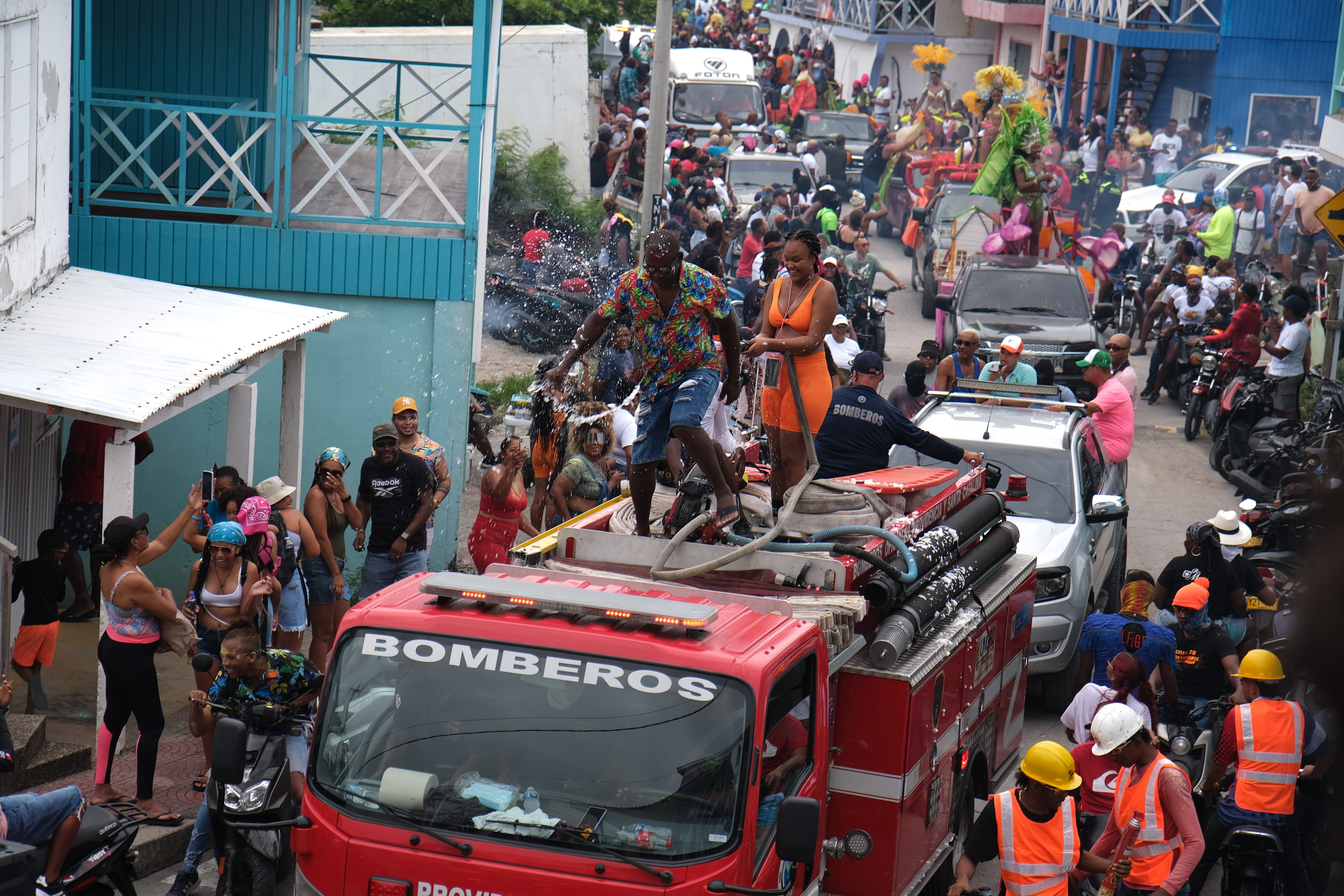 El 22 de junio de 2023 una caravana de carrozas le dio la vuelta a la isla. Las representantes de cada sector iban acompañadas por jóvenes en motos que se pavoneaban por tener los vehículos más veloces y ruidosos.