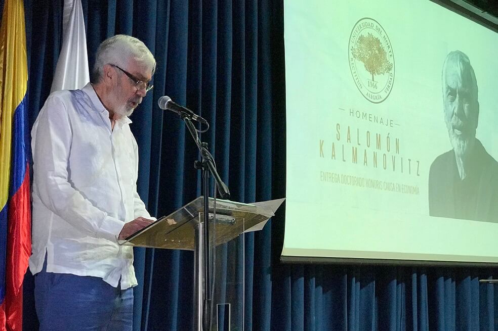 Salomón Kalmanovitz hace su discurso de agradecimiento por el doctorado honoris causa en Economía que le otorgó la Universidad del Norte. / Cortesía Universidad del Norte