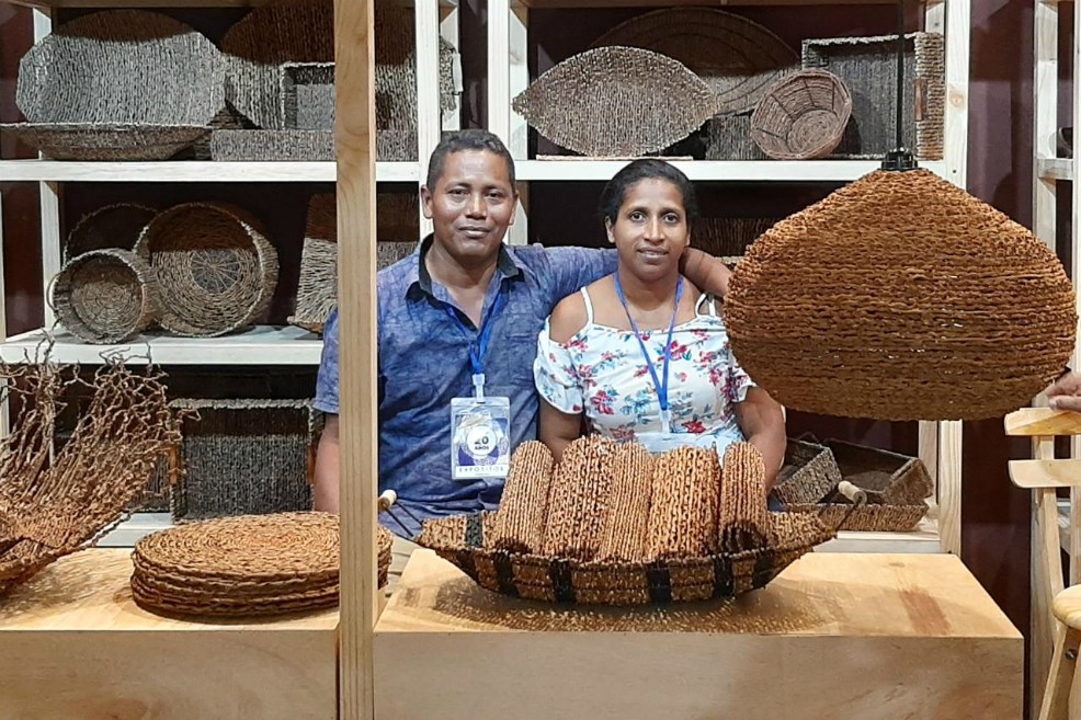 Alcides Vides y Adriana Martínez trabajan con la flor de la palma de cera.