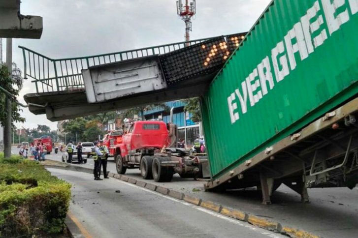 Habitado el paso en el sur de Cali, luego de que camión derribara puente peatonal