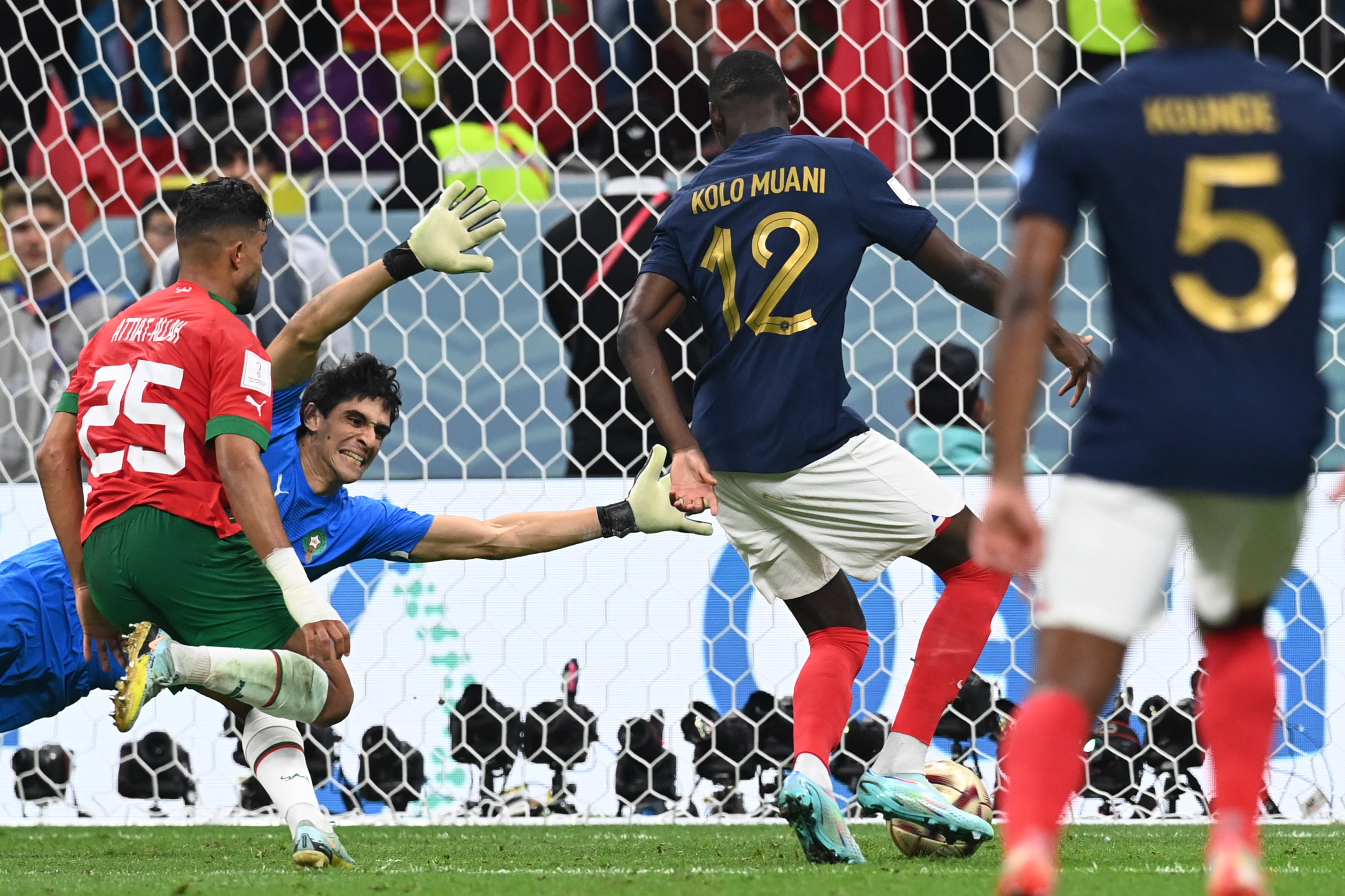 Al Khor (Qatar), 14/12/2022.- Randal Kolo Muani (2-R) of France scores the 2-0 during the FIFA World Cup 2022 semi final between France and Morocco at Al Bayt Stadium in Al Khor, Qatar, 14 December 2022. (Mundial de Fútbol, Francia, Marruecos, Catar) EFE/EPA/Georgi Licovski