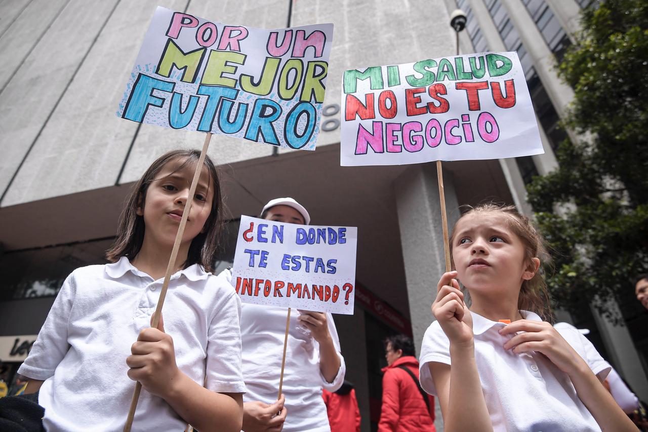 Además de reivindicar el derecho al trabajo, algunos manifestantes portaban pancartas apoyando la reforma a la salud.