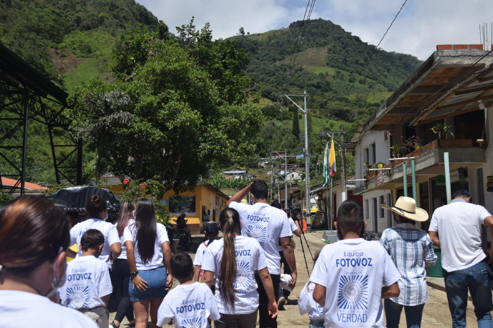 Varias personas caminan hacia una loma, en el municipio de Dabeiba.