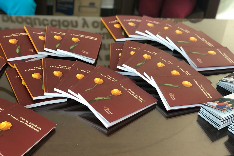 El libro será presentado el 11 de abril, en el marco del día del Parkinson, en Cali.Fundación Parkison de Colombia“Mi vida antes de ingresar a la Fundación Parkinson de Colombia estaba muy deteriorada, era pesimista con respecto al diagnóstico de la enfermedad por su condición que es incurable y degenerativa, pensé que terminaría en una silla de ruedas, pero hoy las condiciones son otras. Por este motivo con siete compañeros de la fundación decimos contar nuestras experiencias y decirles a todos que con Parkinson sí se puede vivir bien”, expresó Antonio Bolívar, uno de los autores del libro.