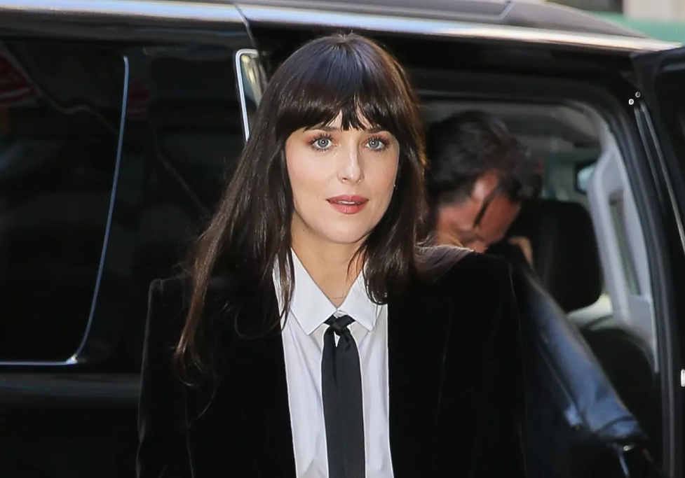 Razones para cambiar tu pelo al castaño líquido de Dakota Johnson