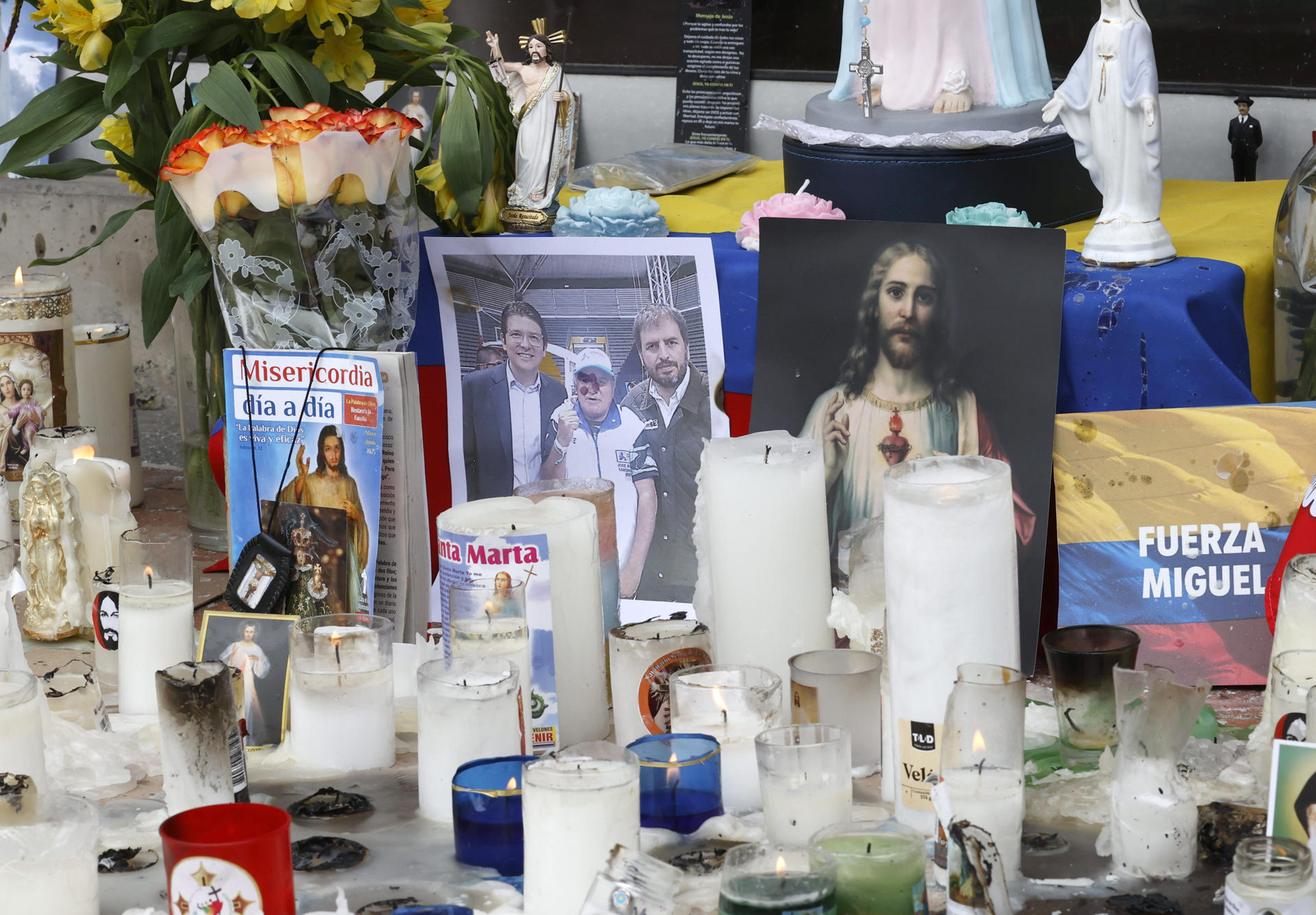 BOGOTÁ (COLOMBIA), 11/06/2025. Fotografía de un altar en honor al senador Miguel Uribe, este miércoles en la Fundación Santa Fe de Bogotá (Colombia). El senador y precandidato presidencial colombiano Miguel Uribe Turbay, herido con un disparo en la cabeza en un atentado el pasado sábado, muestra "indicios de mejoría neurológica", según el nuevo parte médico divulgado este miércoles. EFE/ Mauricio Dueñas Castañeda