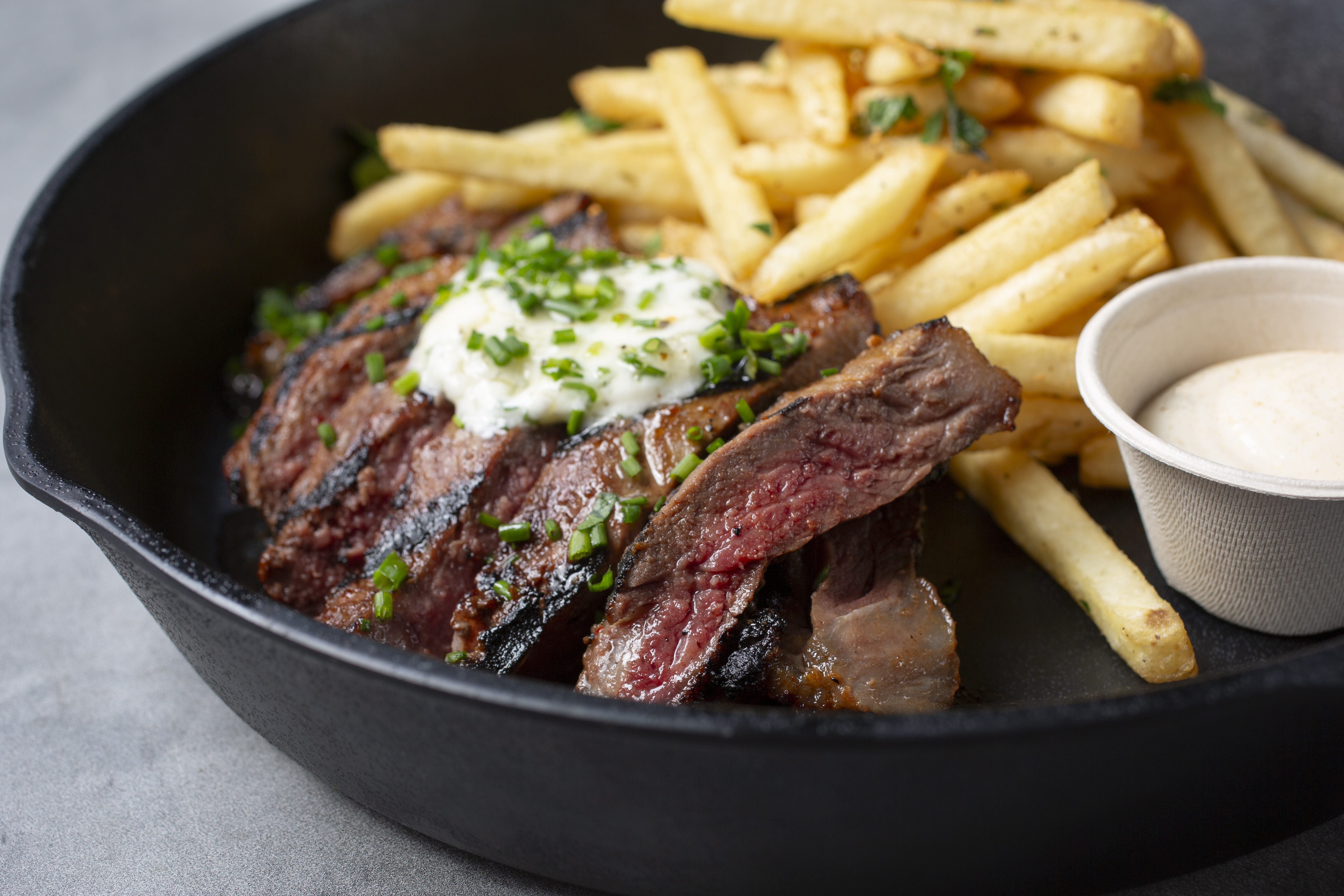 “Steak frites” con salsa de mostaza: receta francesa fácil