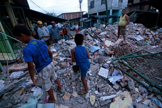 Nuevas réplicas del sismo de abril golpean a Ecuador