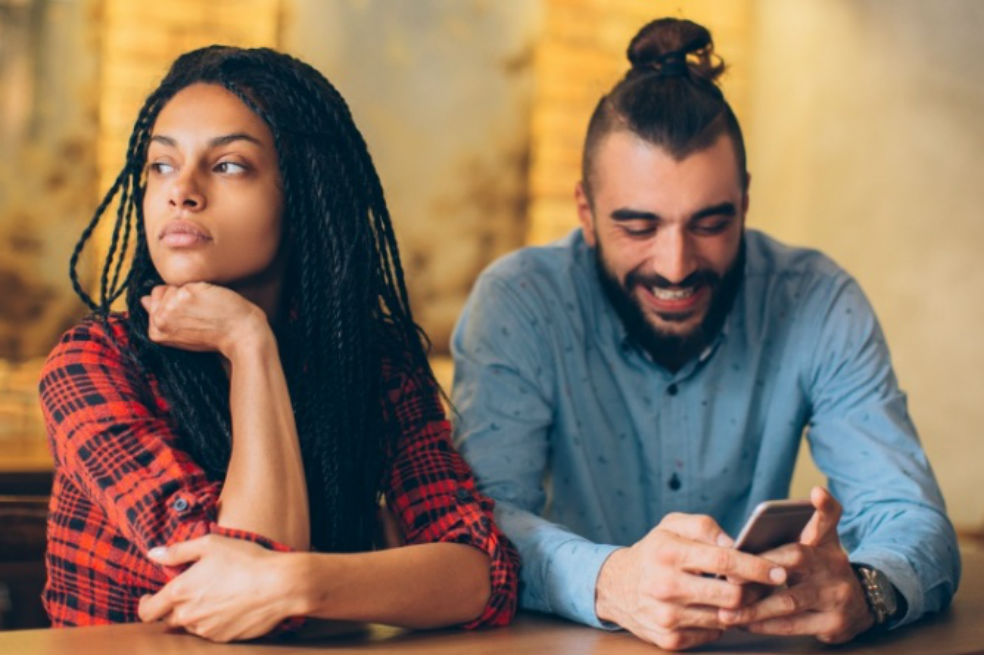 «Mi pareja mira su celular cada vez que puede cuando está conmigo». ¿Te ha pasado?