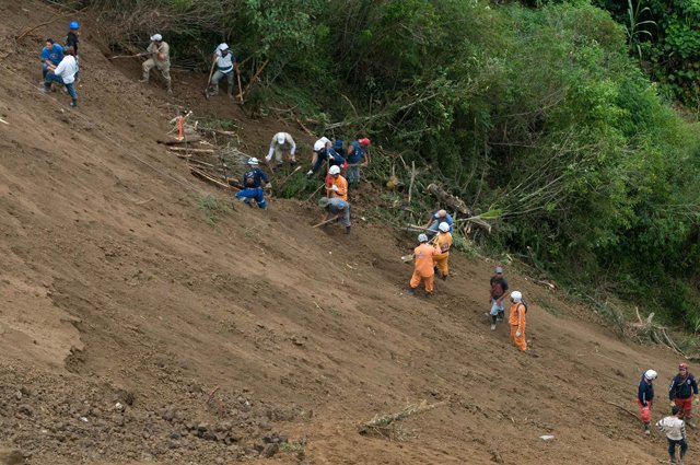 Avanzan labores de rescate tras avalancha en Isnos, Huila