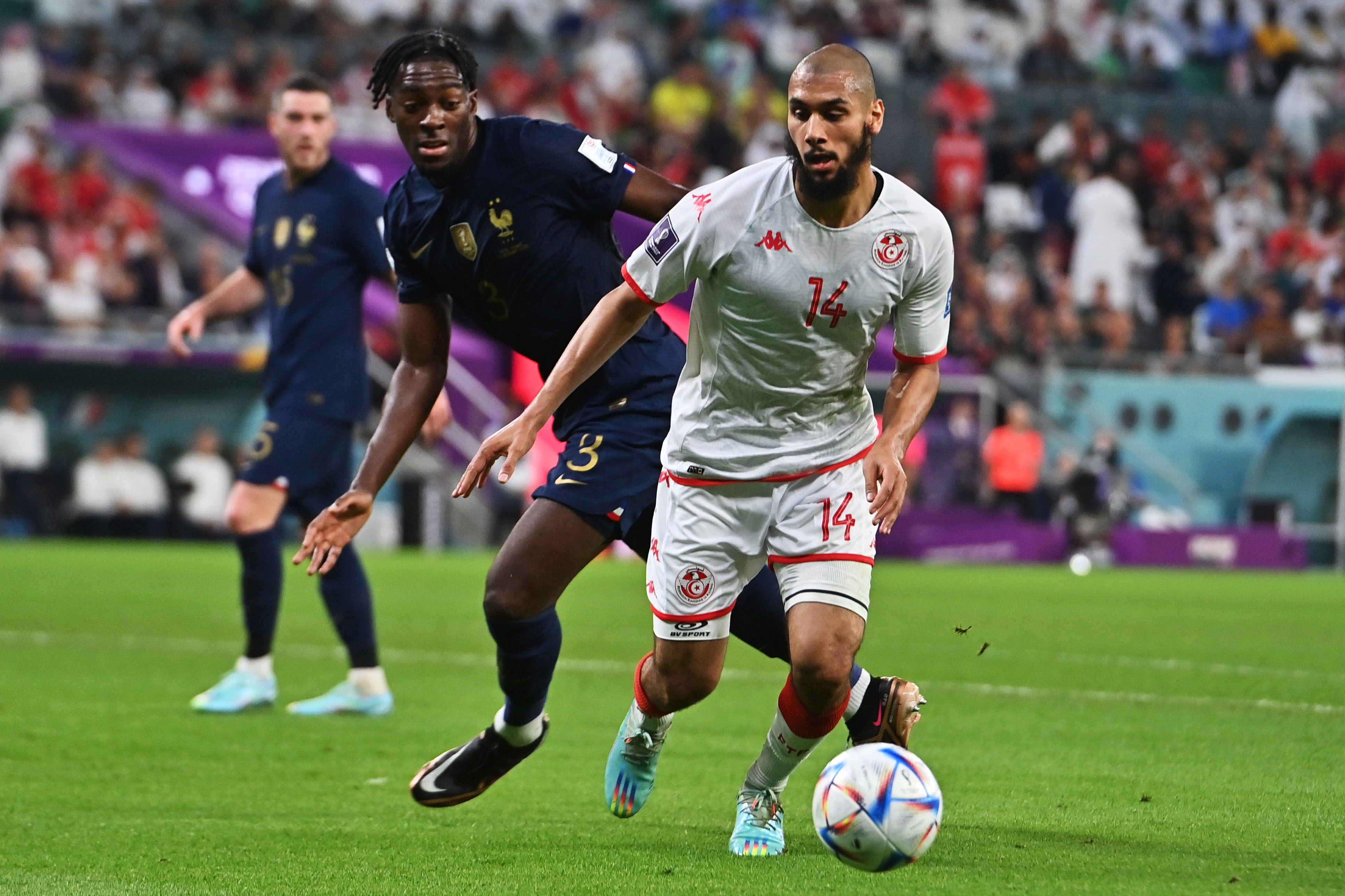 Doha (Qatar), 30/11/2022.- Aissa Laidouni of Tunisia (R) in action against Axel Disasi of France during the FIFA World Cup 2022 group D soccer match between Tunisia and France at Education City Stadium in Doha, Qatar, 30 November 2022. (Mundial de Fútbol, Francia, Túnez, Túnez, Catar) EFE/EPA/Noushad Thekkayil