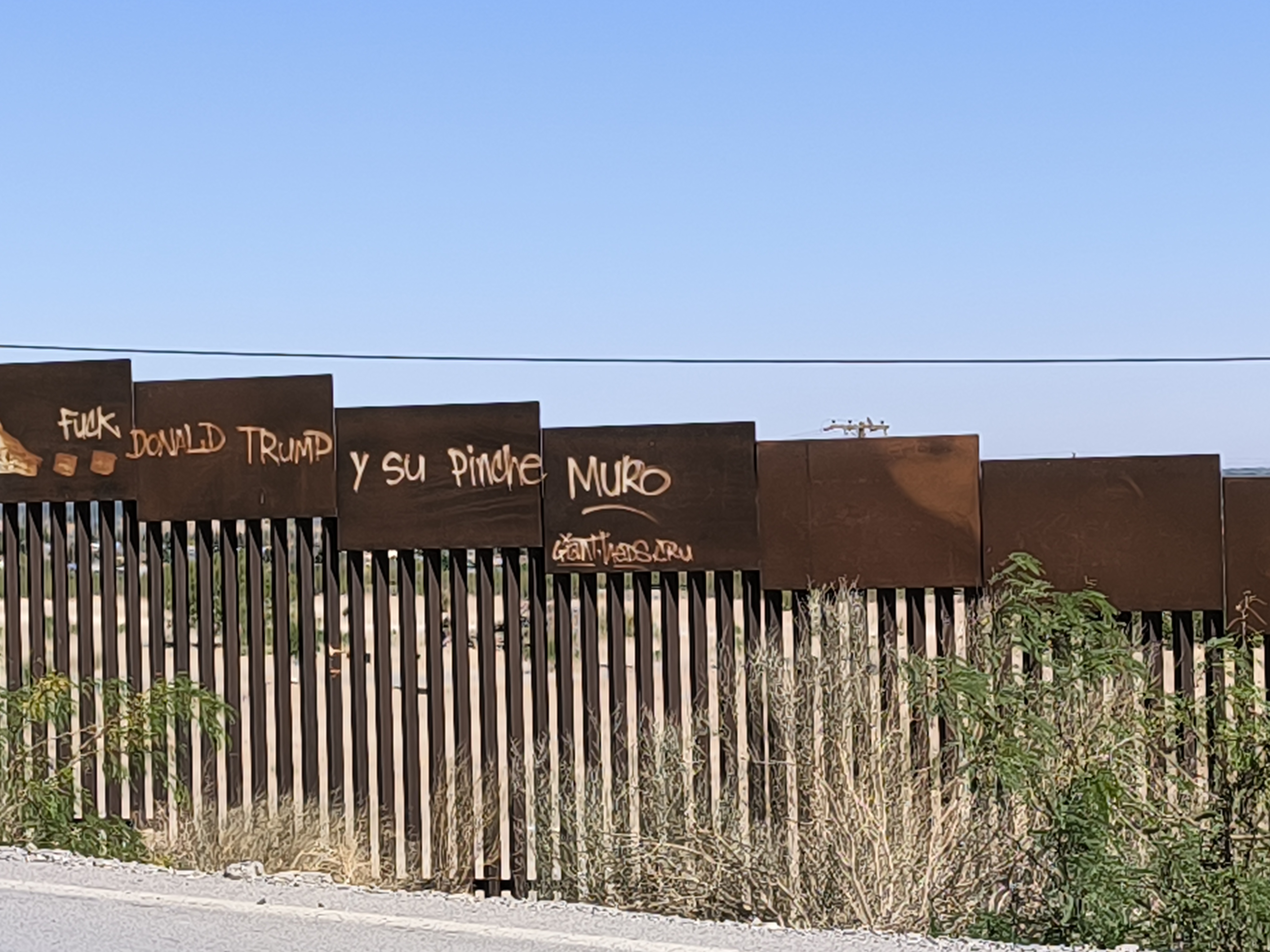 El muro que divide Ciudad Juárez (México) de El Paso (Estados Unidos) fue intervenido en 2017, por un grupo de migrantes, durante la primera administración de Donald Trump, en contra de sus políticas antimigratorias.