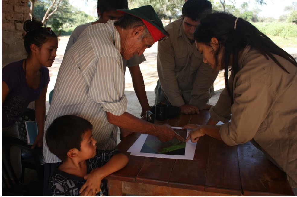 Micaela Camino trabajando con las comunidades del Chaco argentino.