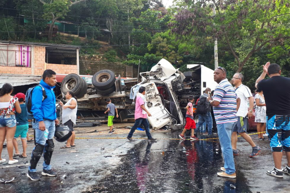 Accidente de tractocamión en la vía Girardot-Bogotá deja un muerto y 11 vehículos afectados