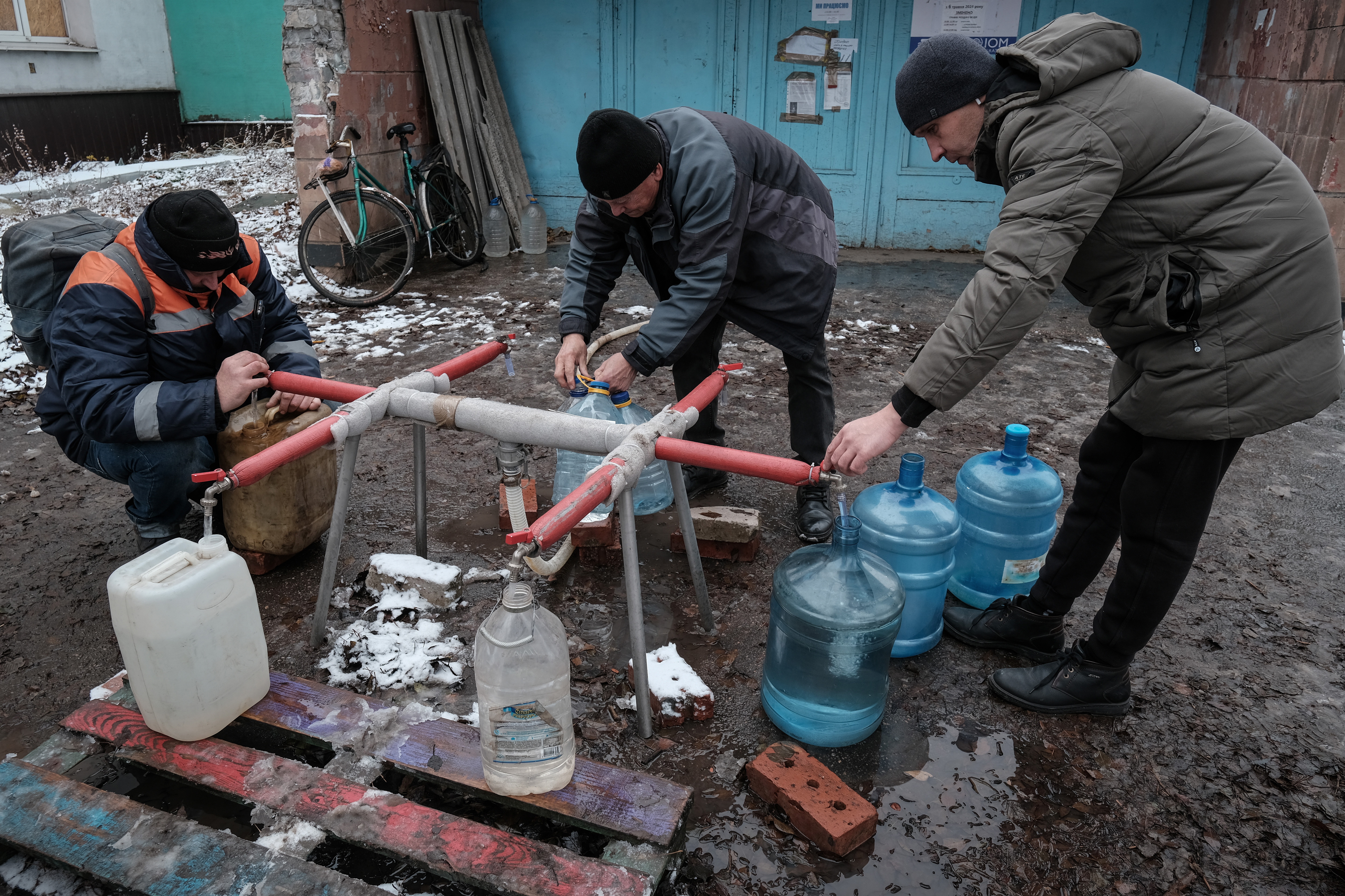 Pokrovsk (Ukraine), 06/12/2024.- People gather to collect drinking water at a distribution point set up by the regional administration, in Pokrovsk, Ukraine, 06 December 2024 (issued 07 December 2024). The city of Pokrovsk has been besieged by Russian troops since August 2024, with Russian troops stationed only five kilometers from the town. Russia shelled power and gas stations in September, while drinking water supplies were cut off, leaving civilians relying on humanitarian aid only. (Rusia, Ucrania) EFE/EPA/MARIA SENOVILLA