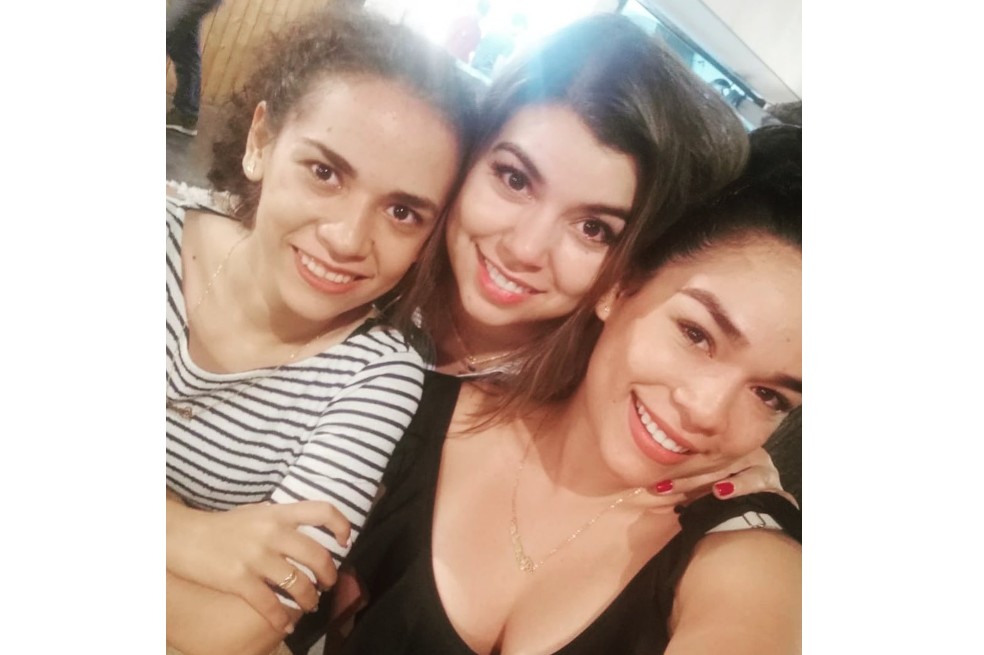 Del matrimonio de sus padres nacieron tres mujeres: Liss, Lina y Verónica. La comediante es 13 años mayor que sus hermanas y según ha contado en sus redes sociales, las trata como si fueran sus hijas.