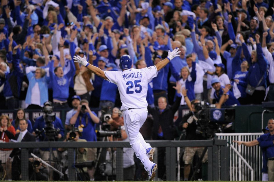 Kendrys Morales celebra un cuadrangular con los Reales en la victoria contra los Astros. Foto: AFP