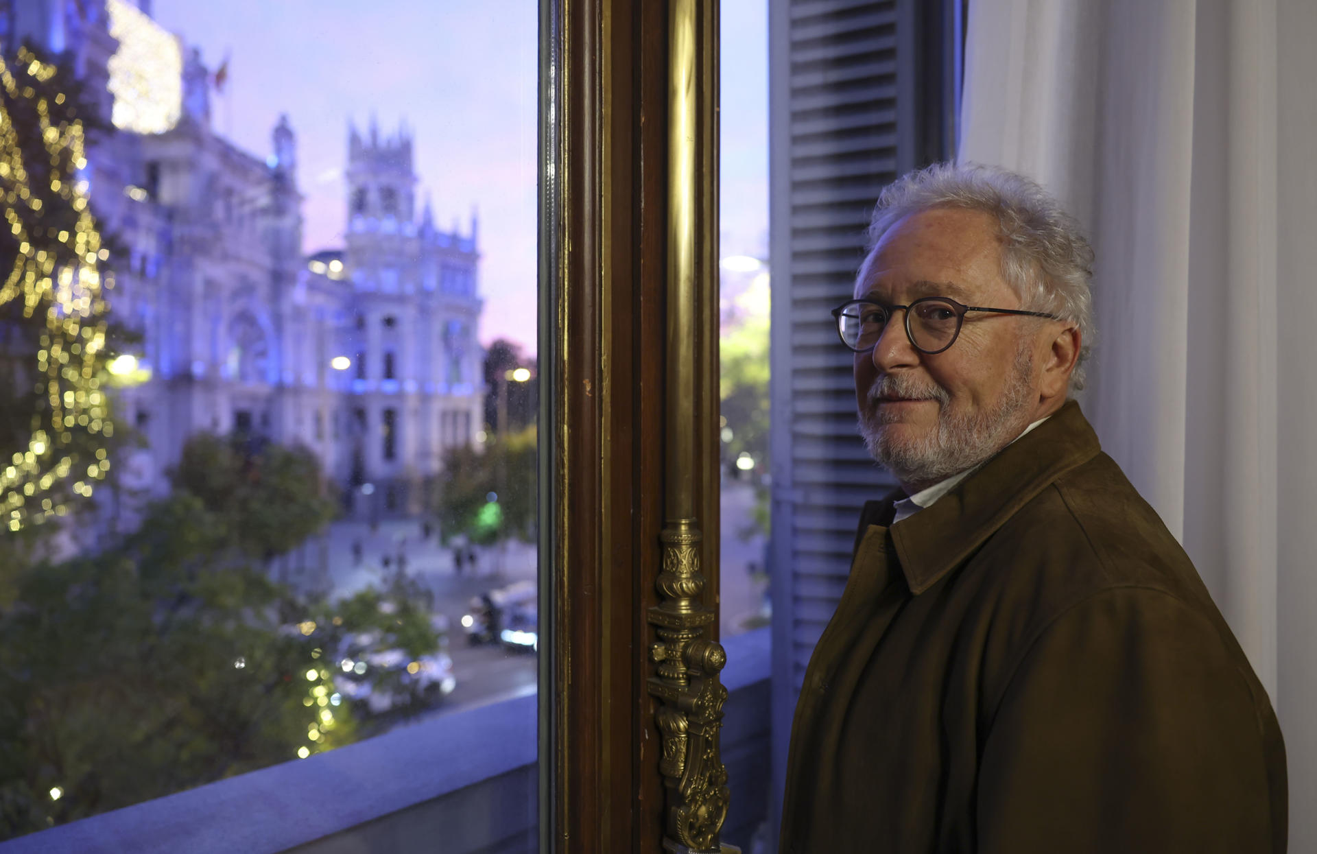 MADRID, 02/12/2025.- El escritor colombiano Héctor Abad Faciolince durante la entrevista con EFE con motivo de su último libro, 'Ahora y a la hora'. Dice Abad Faciolince que Vladímir Putin y la invasión rusa de Ucrania eran solo "el prólogo" de un mundo donde vuelven a "estar de moda los hombres fuertes" y "los viejos imperios". "Lo que noto en el mundo es que Putin era un prólogo de lo que se nos vino después, como si estuviéramos volviendo a entrar en un periodo en que vuelven a ponerse de moda los hombres fuertes, los viejos imperios, la voluntad de los más poderosos, la voluntad del que tiene más dinero, el Ejército más grande", apunta en la entrevista. EFE/ Kiko Huesca
