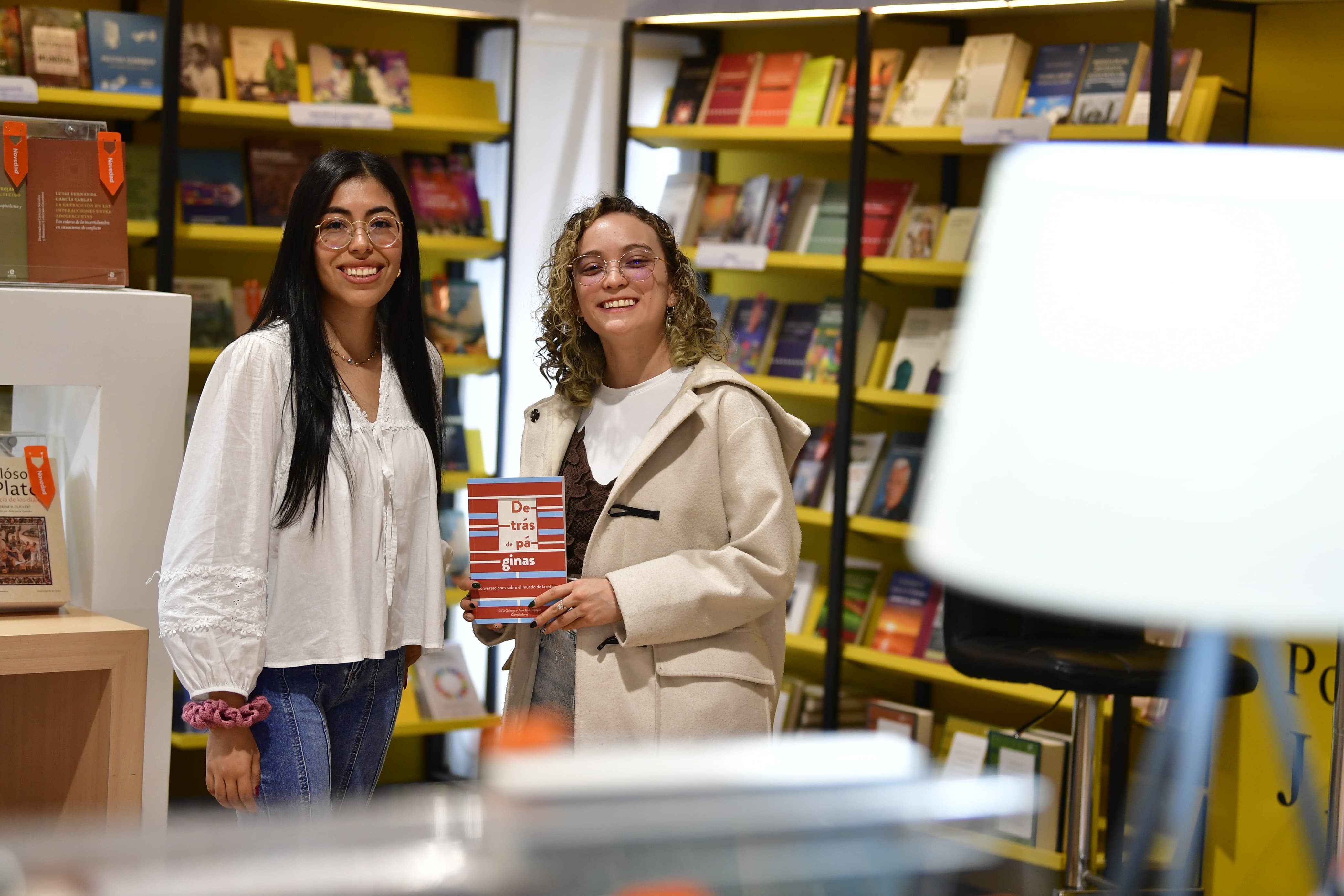 “Detrás de páginas”, el libro sobre todo lo que conecta a un autor con sus lectores