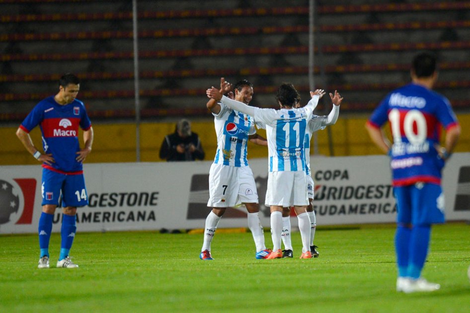 Jugadores del Deportivo Quito celebran el triunfo sobre Tigre de Argentina en Copa Sudamericana.  /   AFP