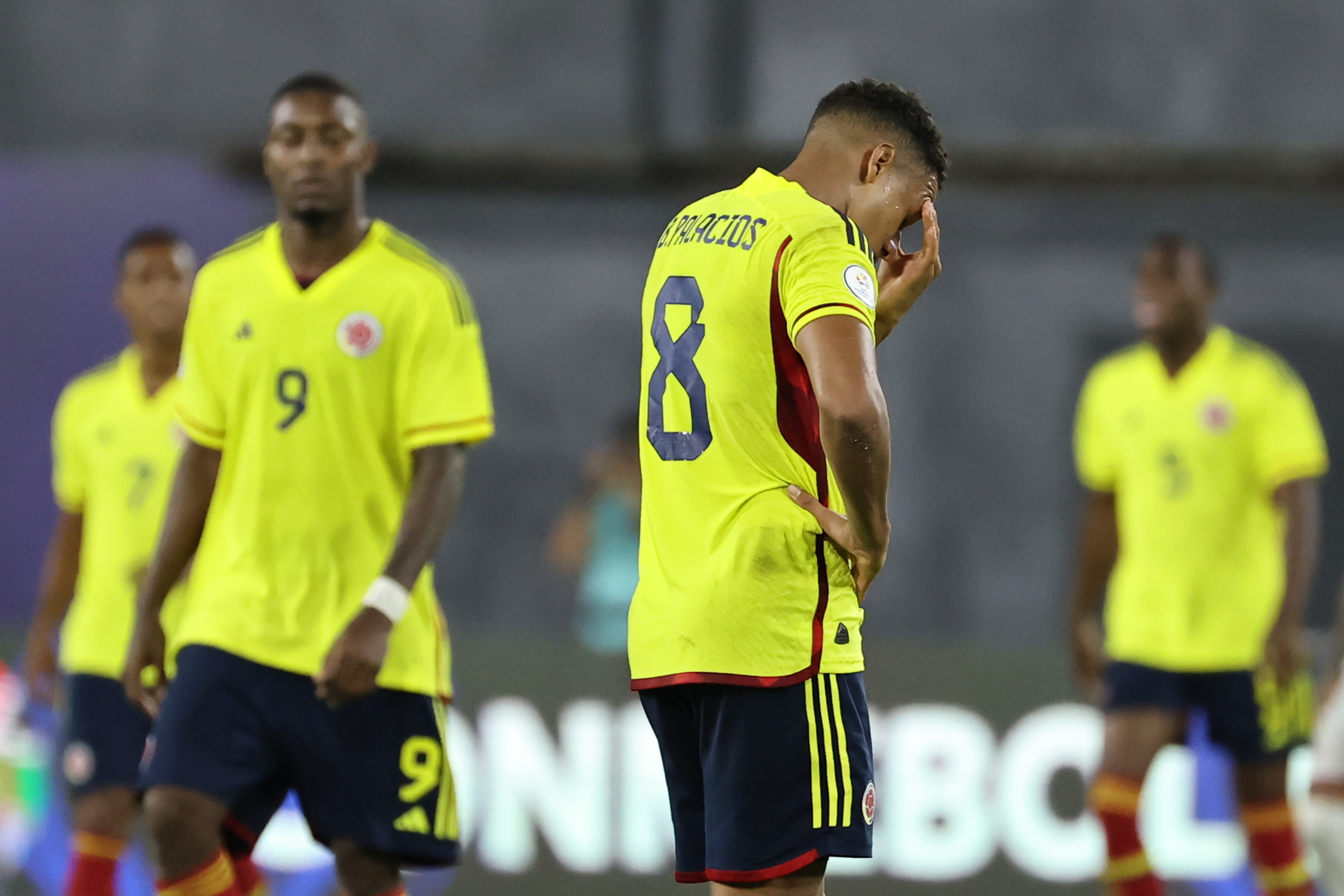 AMDEP5534. CARACAS (VENEZUELA), 29/01/2024.- Brahian Palacios de Colombia se lamenta tras perder ante Venezuela hoy, en un partido del Torneo Preolímpico Sudamericano Sub-23 en el estadio Nacional Brígido Iriarte en Caracas (Venezuela). EFE/ Miguel Gutiérrez