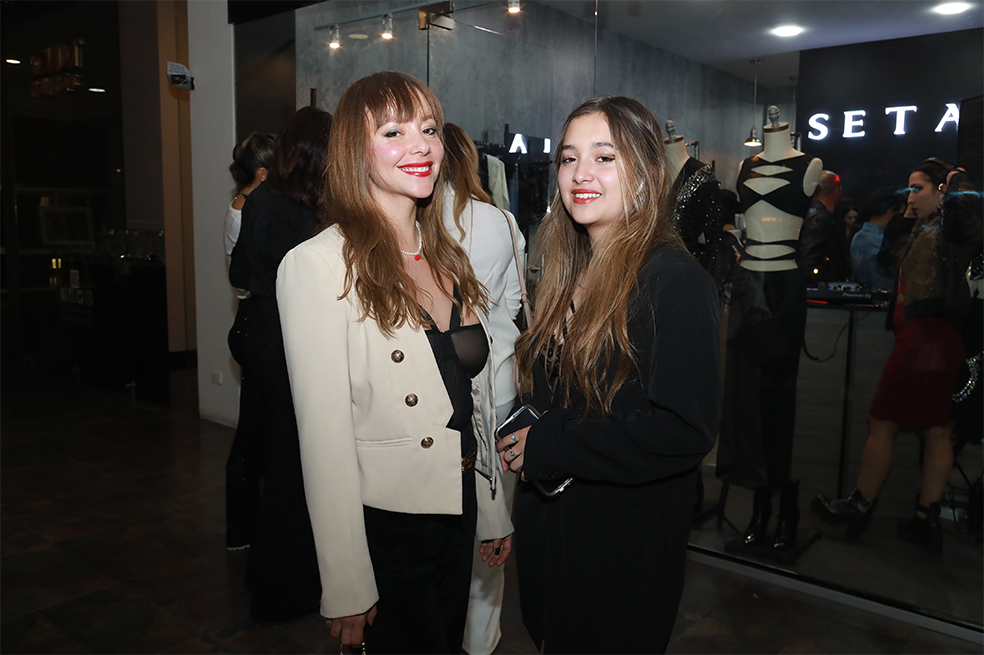 Seta Grand Opening 
La tienda de moda SETA hizo su Grand Opening en el centro comercial el retiro este 6 de julio en el local 233 en el tercer piso, una boutique dedicada a la moda contemporánea con toques urbanos fabricados en finos materiales.