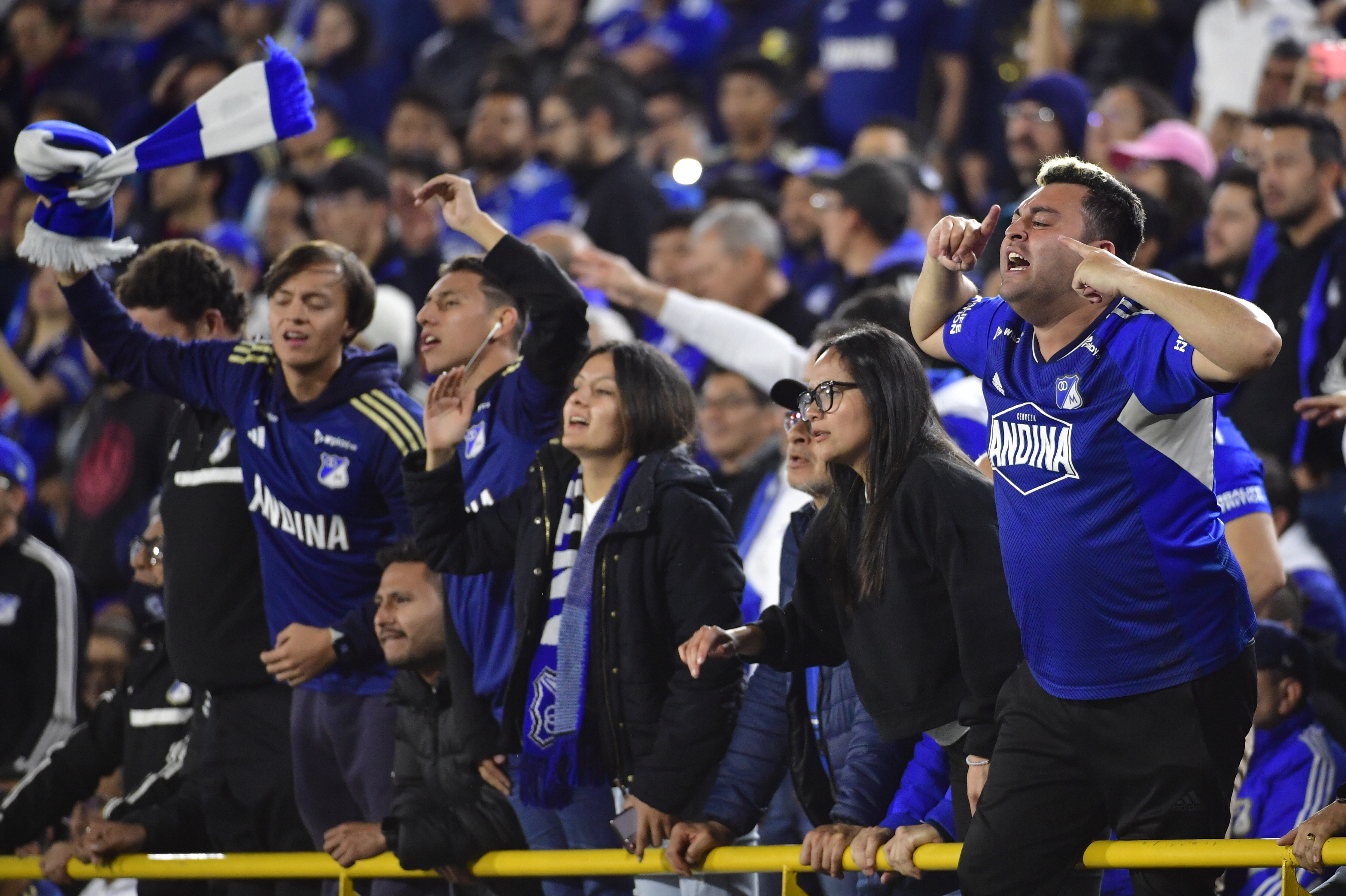 Compromiso entre Millonarios y el América de Cali en el Estadio El Campin de Bogotá