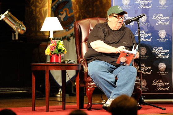 El cienasta Michael Moore abre su casa a refugiados sirios