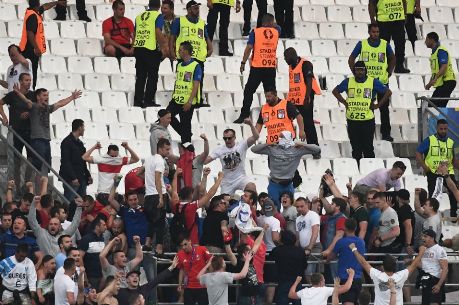 UEFA amenaza a Inglaterra y Rusia con descalificación de la EURO si sus hinchas causan más violencia