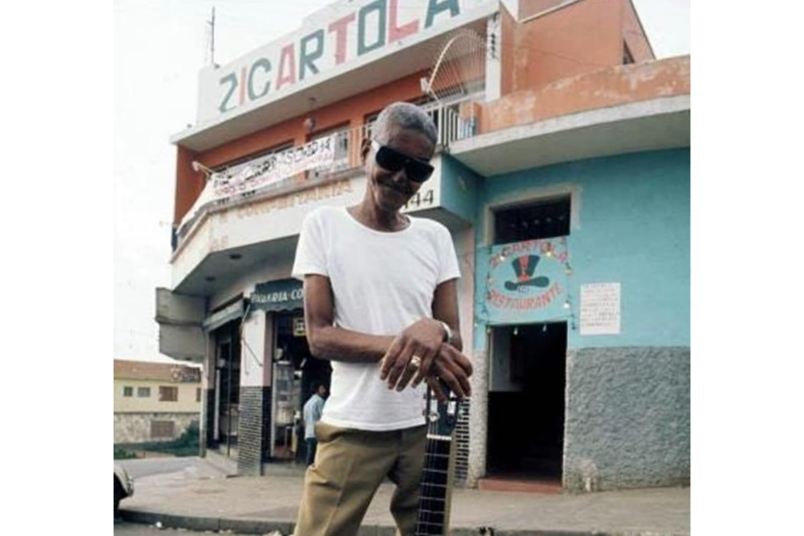 Cartola, considerado el mayor sambista de la historia de la música brasileña, a las afueras de Zicartola.