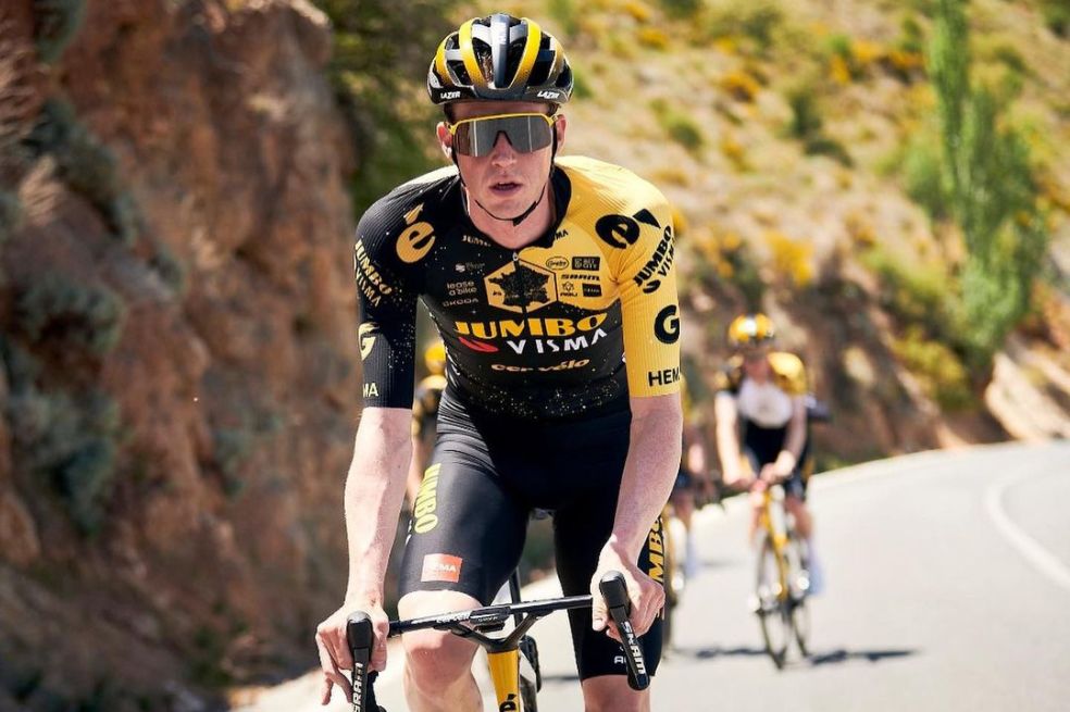 Ciclista de Jumbo-Visma se accidentó mientras conducía tras aparente infarto