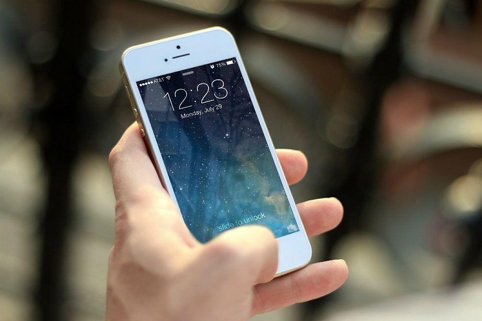 Un bebé bloquea el iPhone de su mamá por 48 años