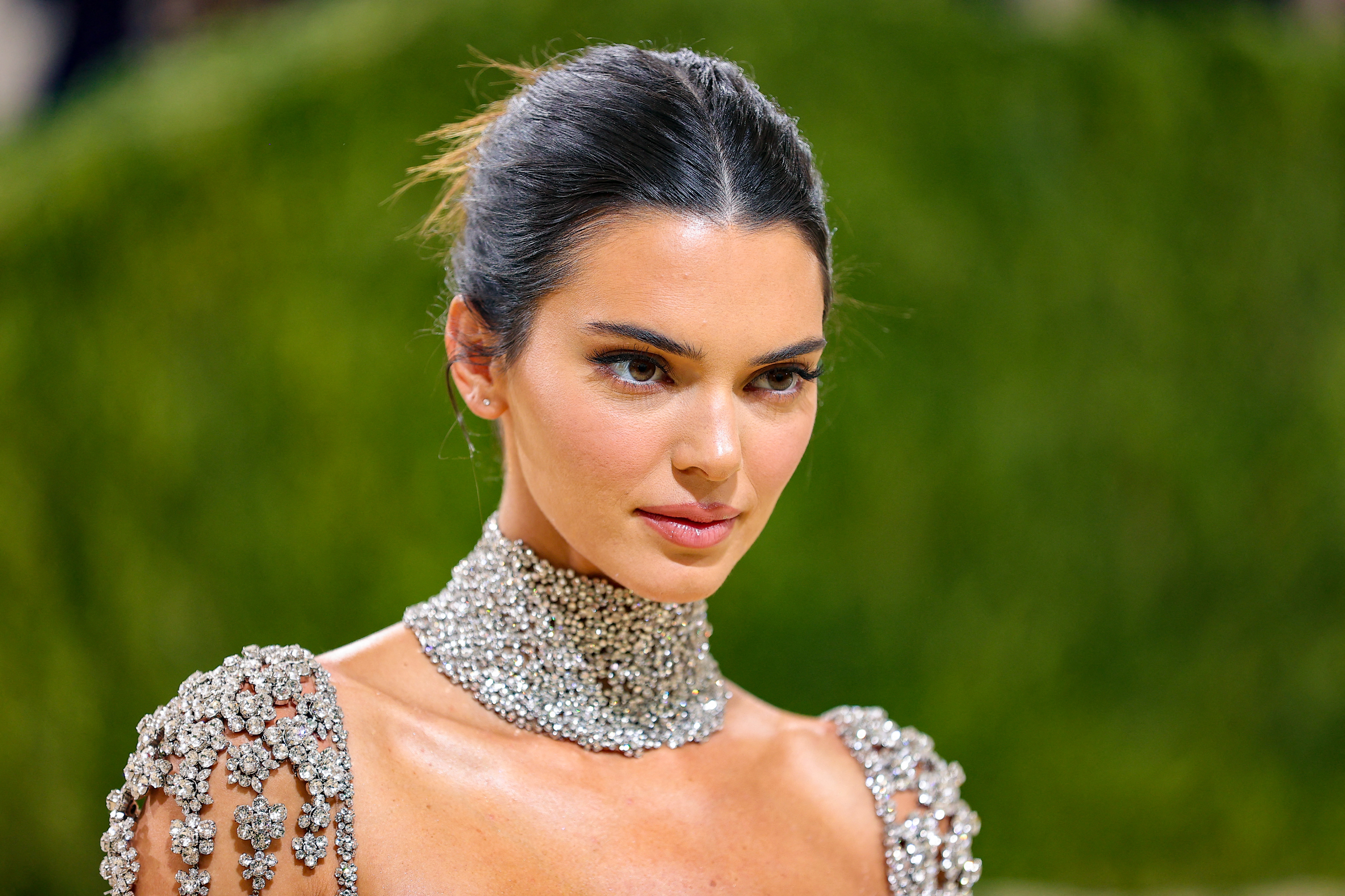 Kendall Jenner usó un vestido de Givenchy, que hacía referencia al traje que utilizó la actriz Audrey Hepburn en "My fair Lady", en 1964.