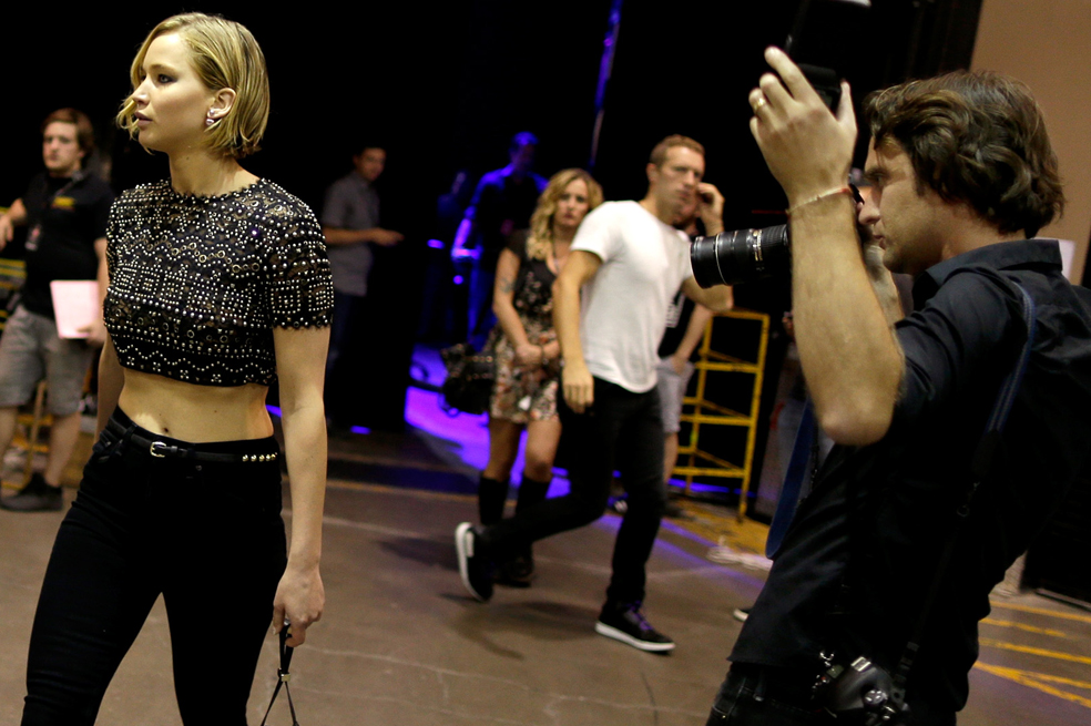 Jennifer Lawrence en el backstage de Coldplay