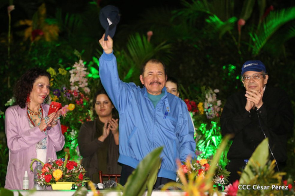 El presidente de Nicaragua, Daniel Ortega, y su esposa, Rosario Murillo, al ser proclamado candidato presidencial. / Efe