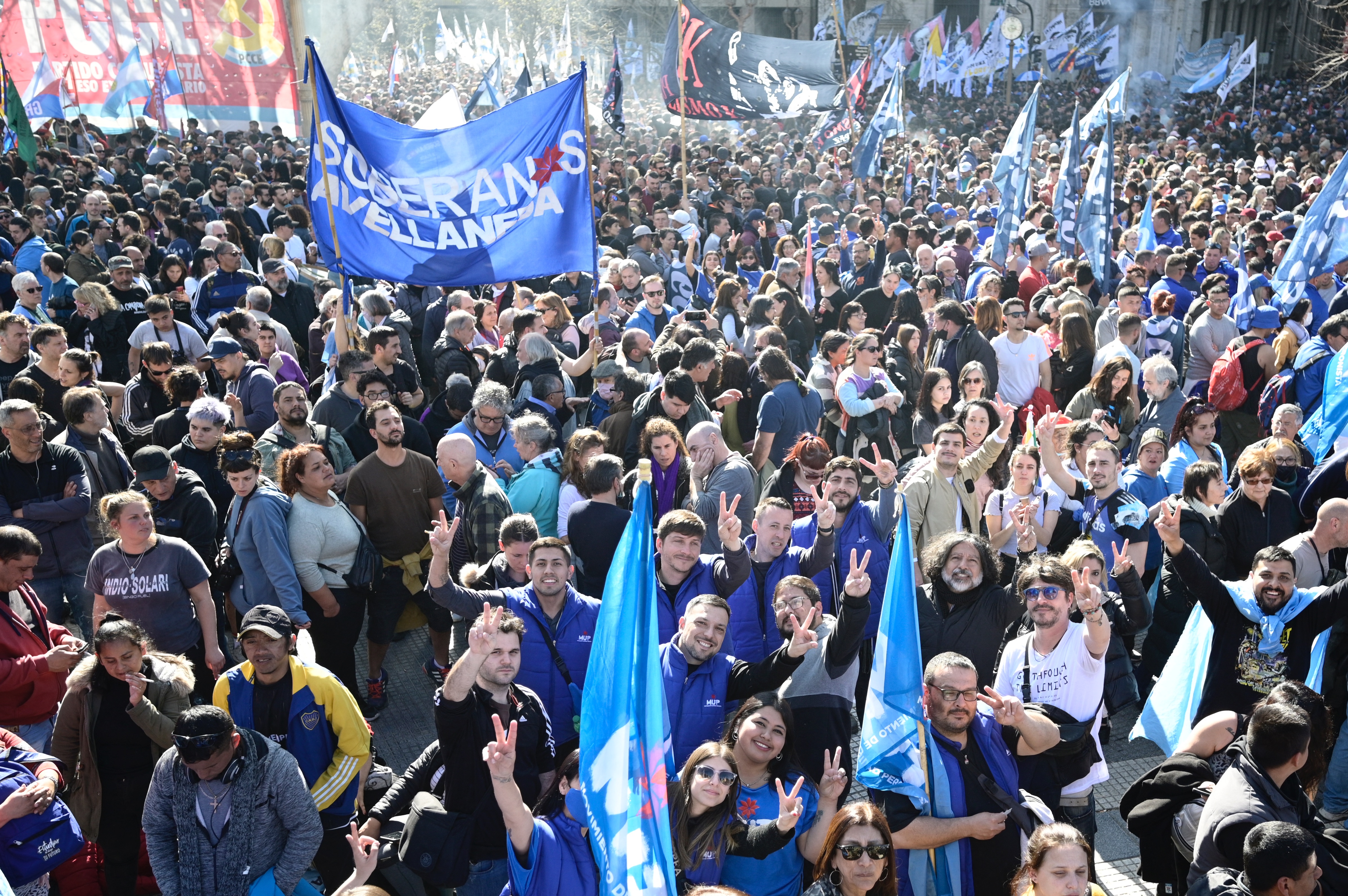 Los partidarios de la vicepresidenta argentina Cristina Fernández de Kirchner se reúnen en la Plaza de Mayo de Buenos Aires el 2 de septiembre de 2022. - Mensajes de conmoción y solidaridad llegaron de todo el mundo el viernes después de que un hombre intentara dispararle a la vicepresidenta argentina Cristina Fernández de Kirchner en un ataque capturado en video.