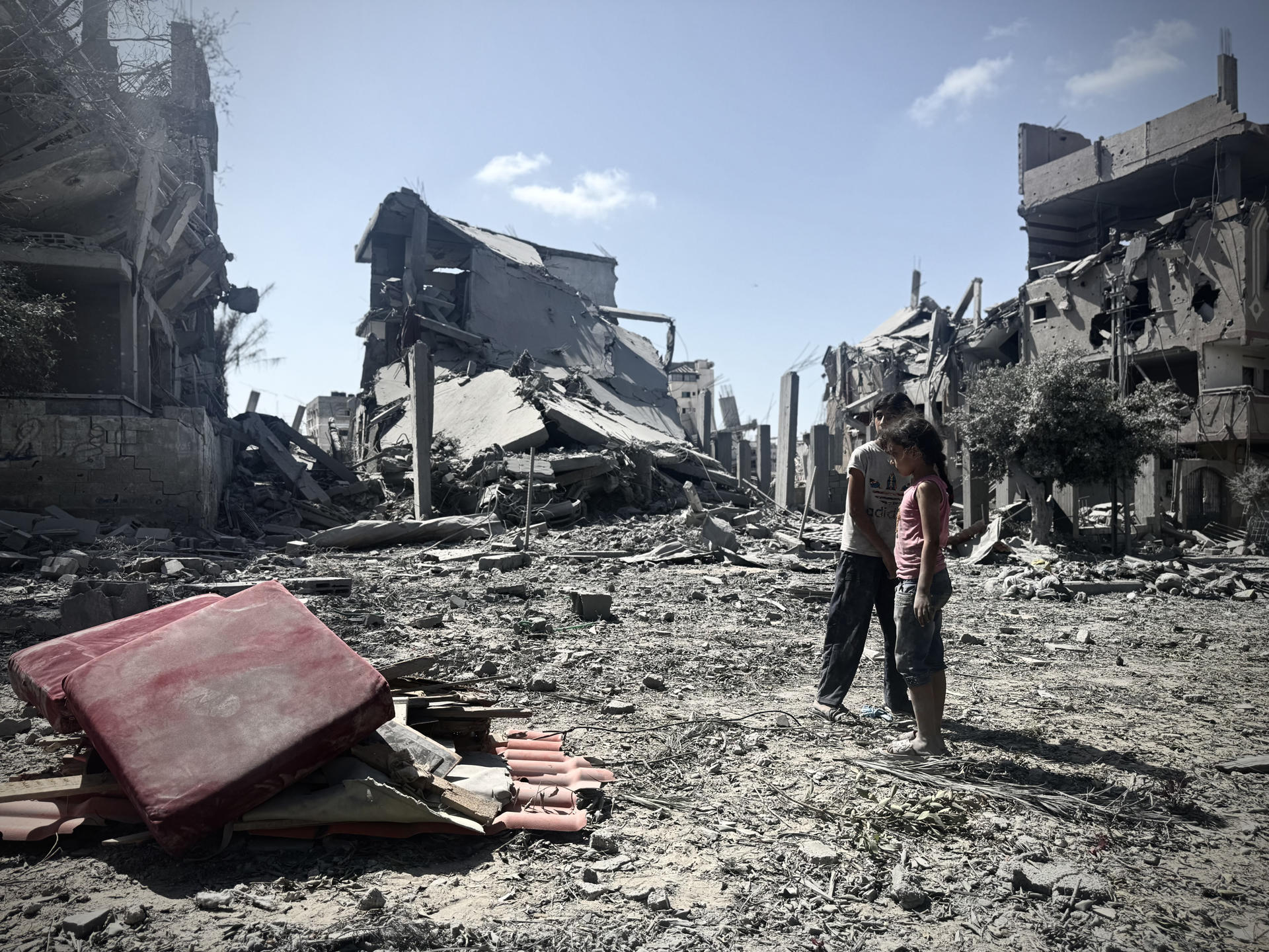 GAZA, 04/10/2025.- Imagen tomada este sábado en la ciudad de Gaza. Los habitantes de la ciudad de Gaza, asediada desde hace semanas por Israel, recuperaron este sábado cierta normalidad y la esperanza con ataques menos intensos tras los avances hacia un posible fin de la ofensiva israelí, pero dicen no tener razones para celebrar una tregua que aún no ha llegado. Un día después de que Hamás anunciara su intención de negociar de acuerdo al plan estadounidense para Gaza y de que Donald Trump exigiera a Israel el cese de los bombardeos, los habitantes de la capital salieron este sábado a las calles para ir al mercado, más concurrido que en días anteriores, o intentaron acceder, sin éxito, a sus casas en zonas controladas por el Ejército israelí. EFE/Ahmad Awad