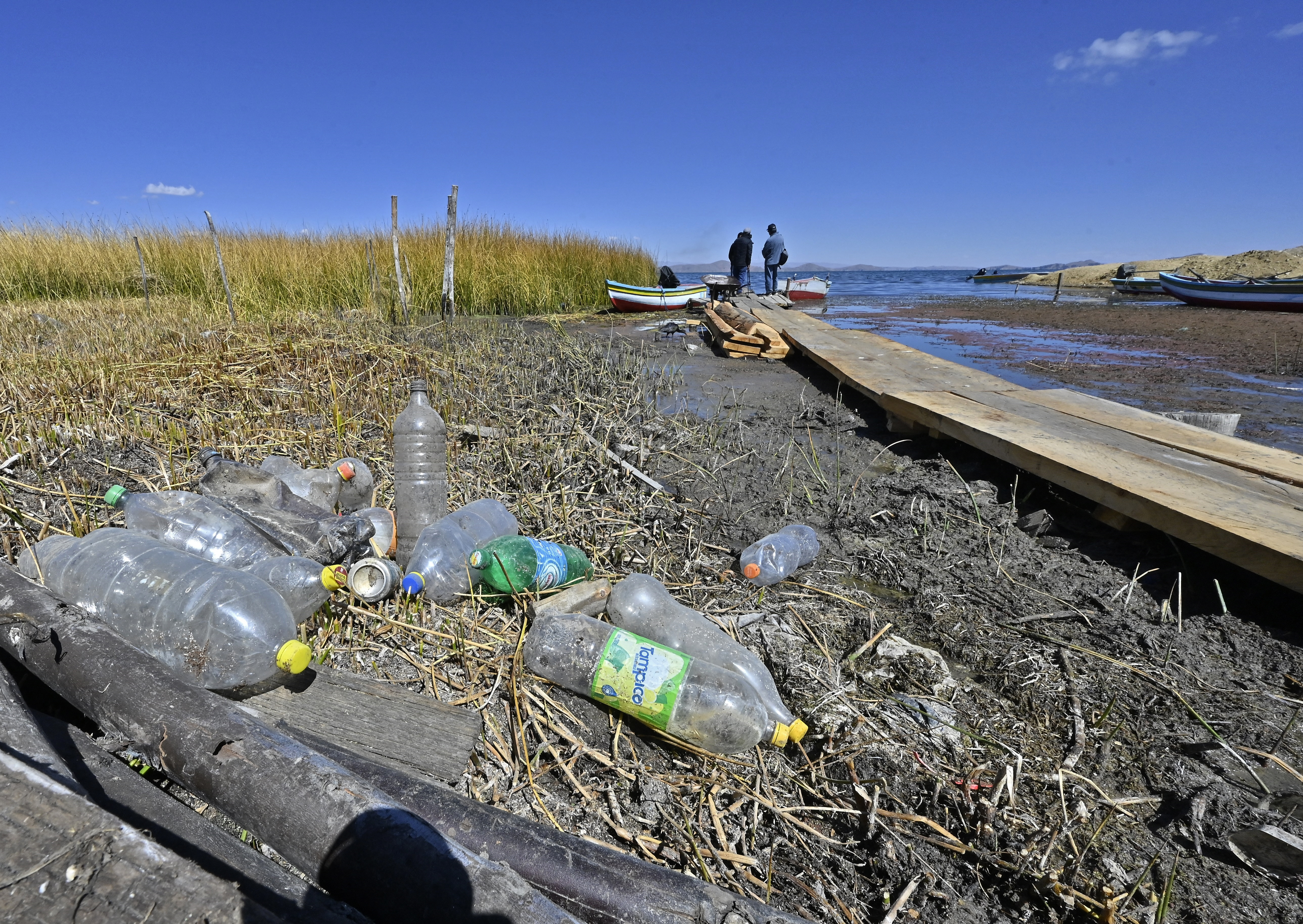 Aguas del lago Titicaca descienden a niveles históricos por cambio climático
