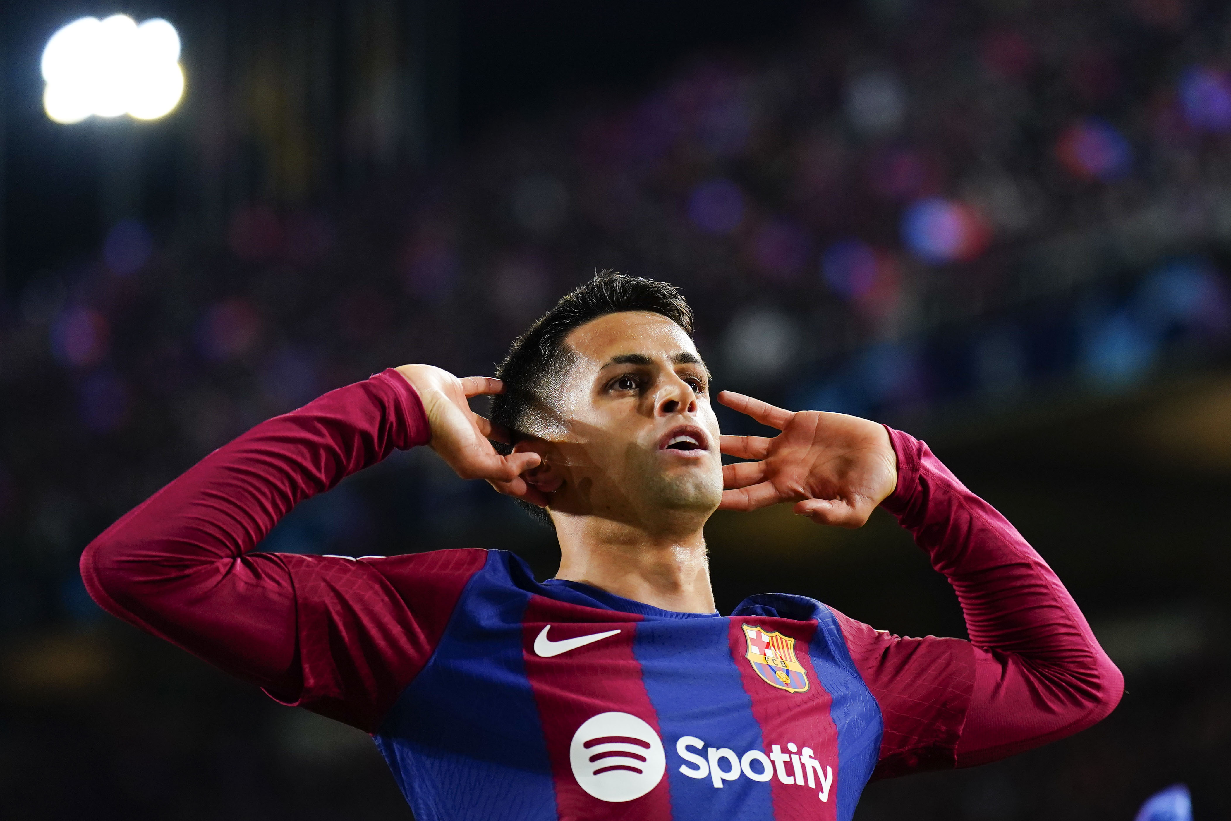 BARCELONA, 12/03/2024.- El defensa portugués del FC Barcelona Joao Cancelo celebra el segundo gol conseguido ante el Nápoles, durante el partido de vuelta de los octavos de final de la Liga de Campeones que FC Barcelona y SSC Nápoles disputan este martes en el Estadio Olímpico Lluís Companys. EFE/Siu Wu
