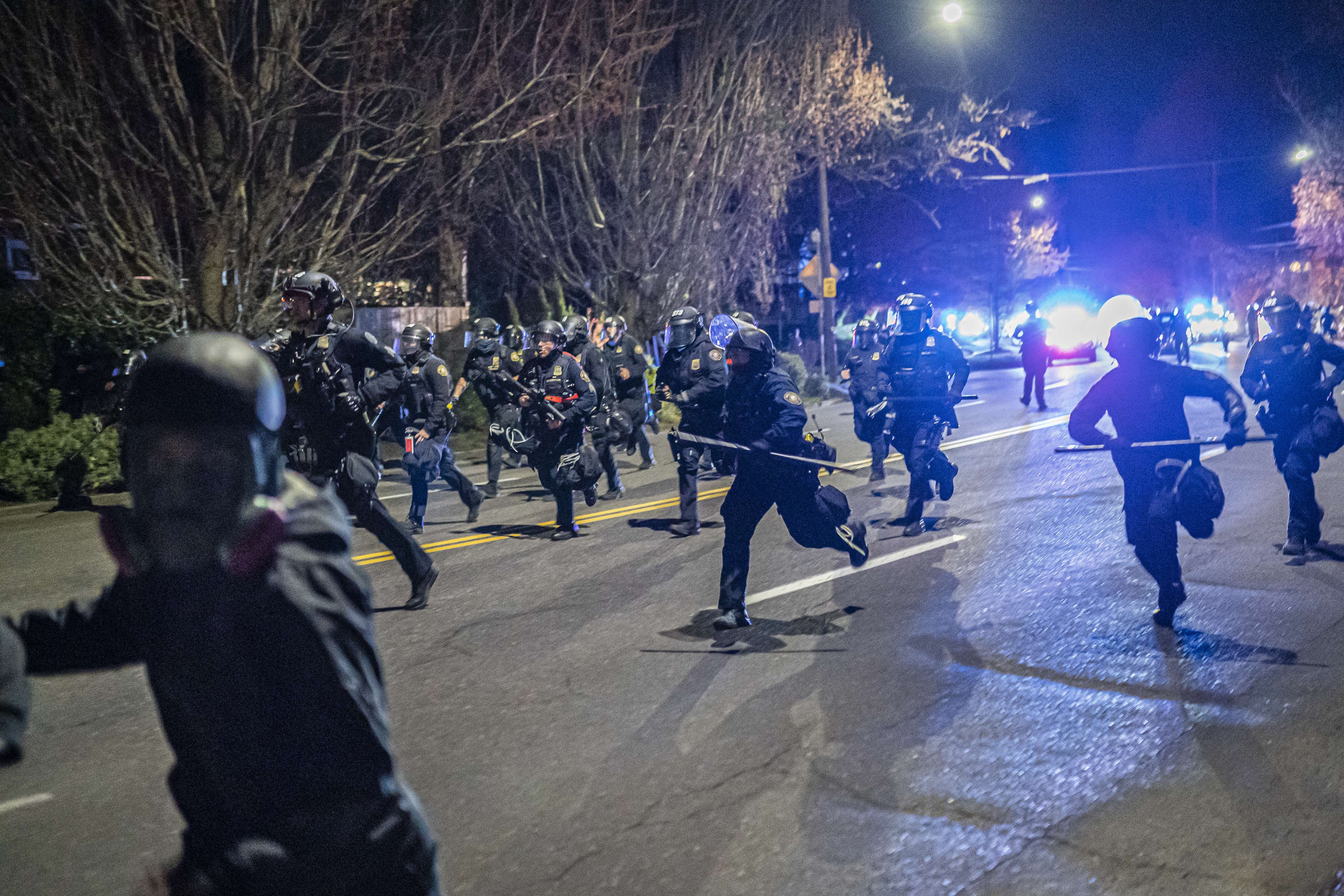 Aumenta tensión en Minneapolis por joven afrodescendiente que murió a manos de la policía