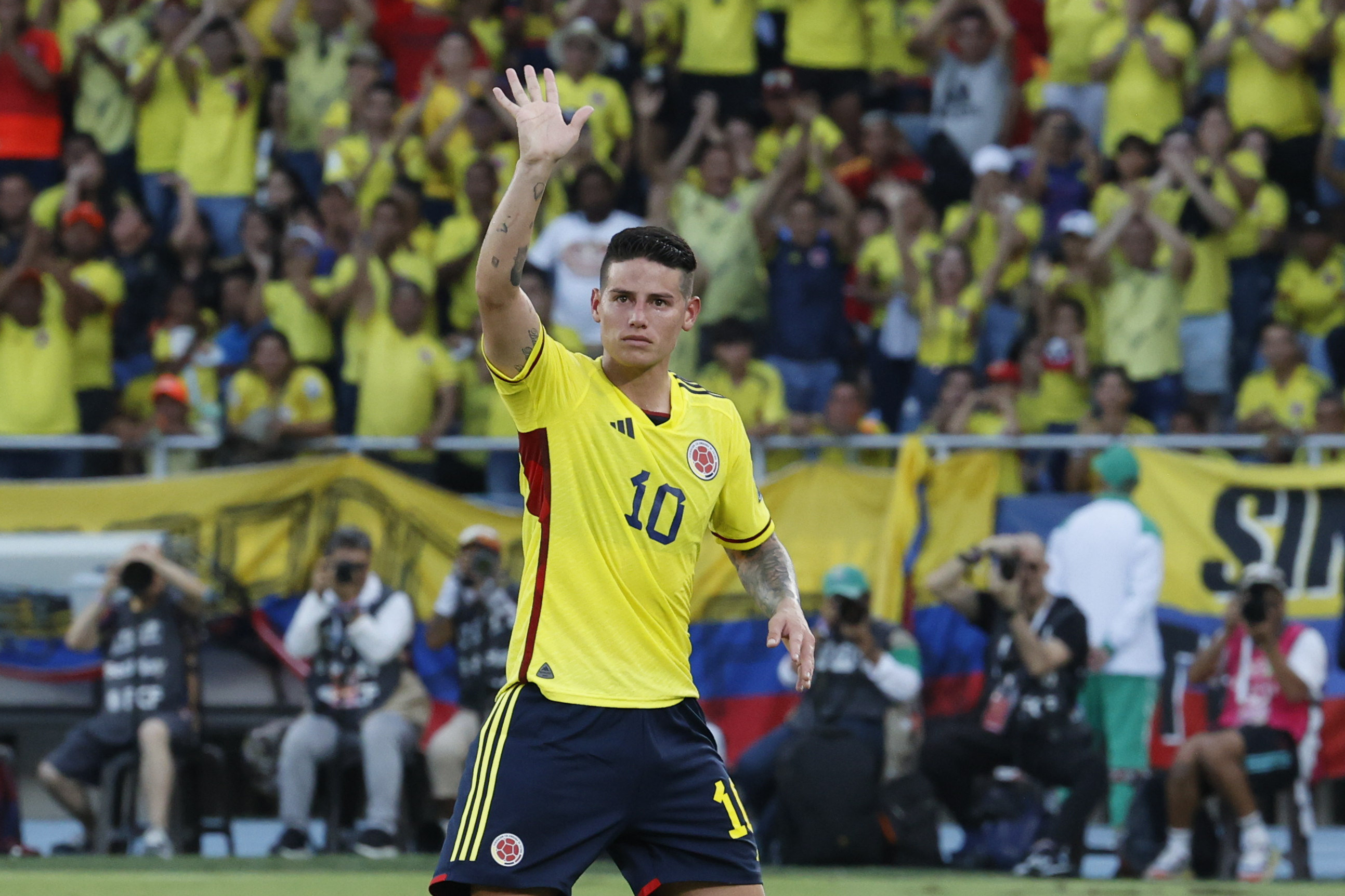 AMDEP376. BARRANQUILLA (COLOMBIA), 12/10/2023.- James Rodríguez de Colombia se despide de los hinchas hoy, en un partido de las Eliminatorias Sudamericanas para la Copa Mundial de Fútbol 2026 entre Colombia y Uruguay en el estadio Metropolitano en Barranquilla (Colombia). EFE/ Mauricio Dueñas Castañeda