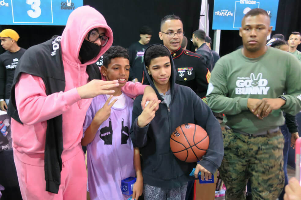 Bad Bunny dedicó este domingo a entregar juguetes a niños de Puerto Rico