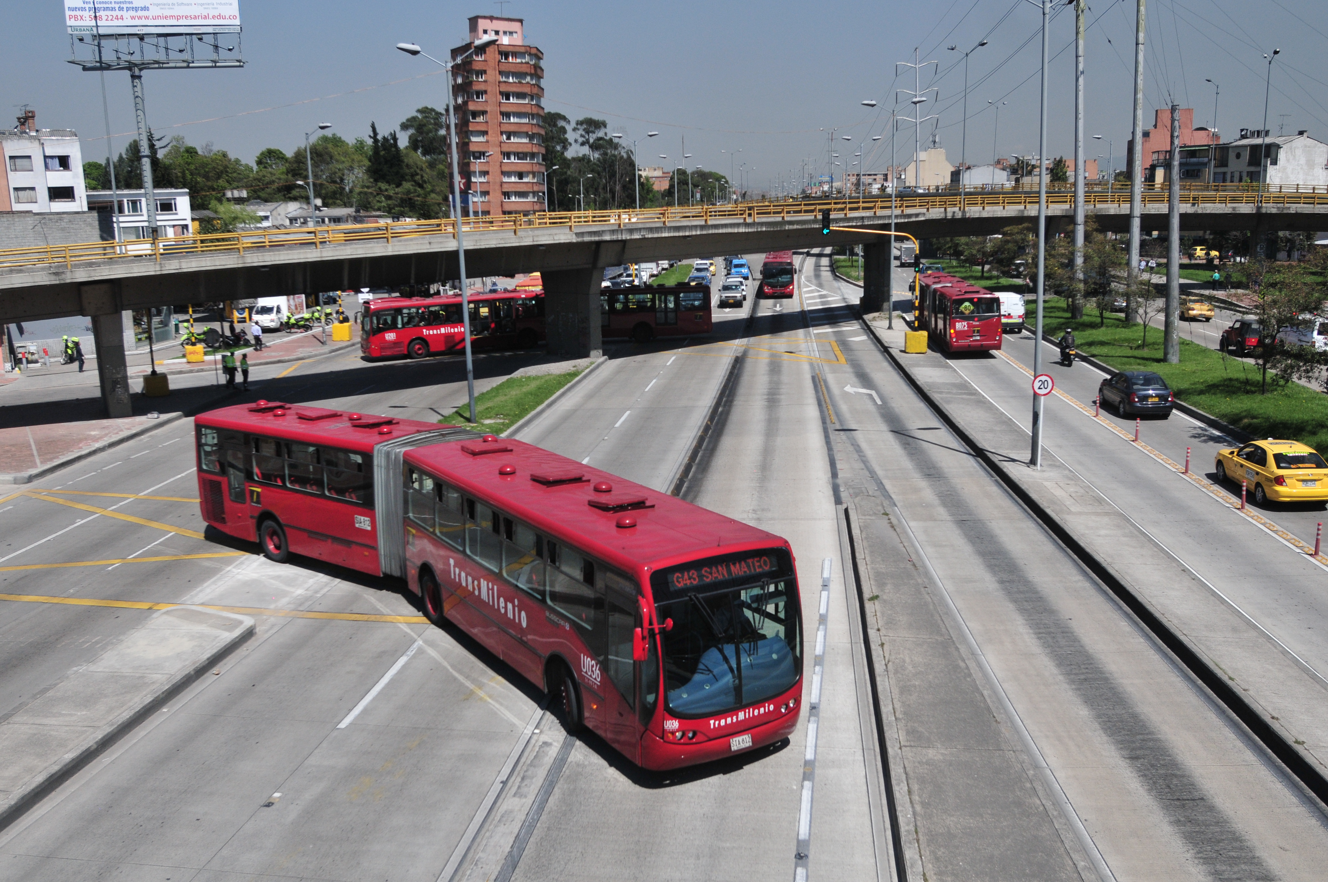 Joven se lanzó de un Trasmilenio para evitar atraco a su novia: esto sucedió