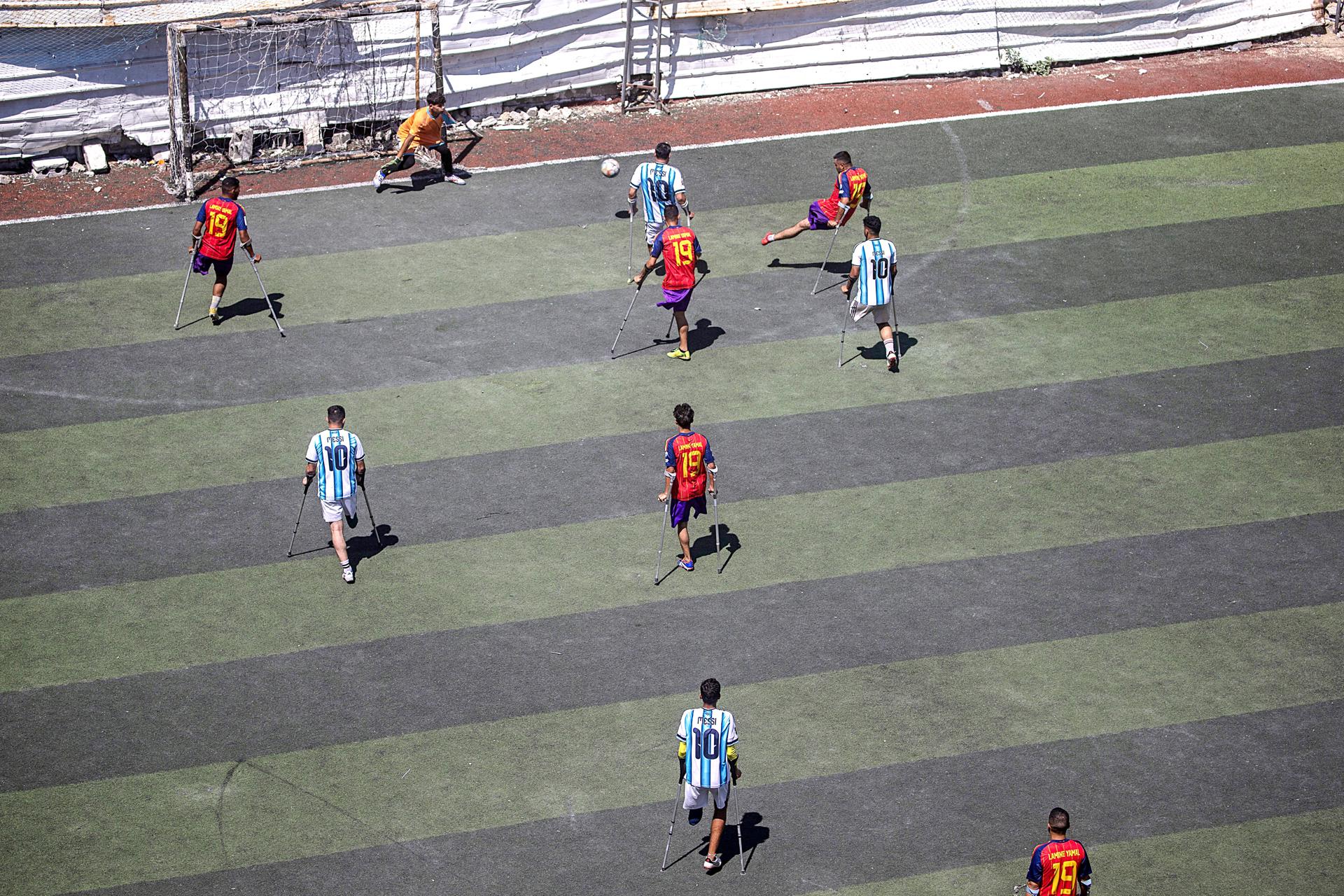 SOUTH GAZA CITY (---), 18/07/2026.- Amputees take part in a football match inspired by FIFA World Cup 2026 final Spain against Argentina on a pitch in Gaza City, 18 July 2026. Spain won the symbolic match 3-1. (Mundial de Fútbol, España) EFE/EPA/MOHAMMED SABER