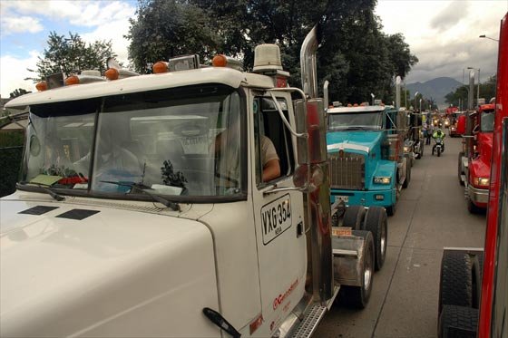 Proponen congelar precio de combustibles para ir a negociación con camioneros