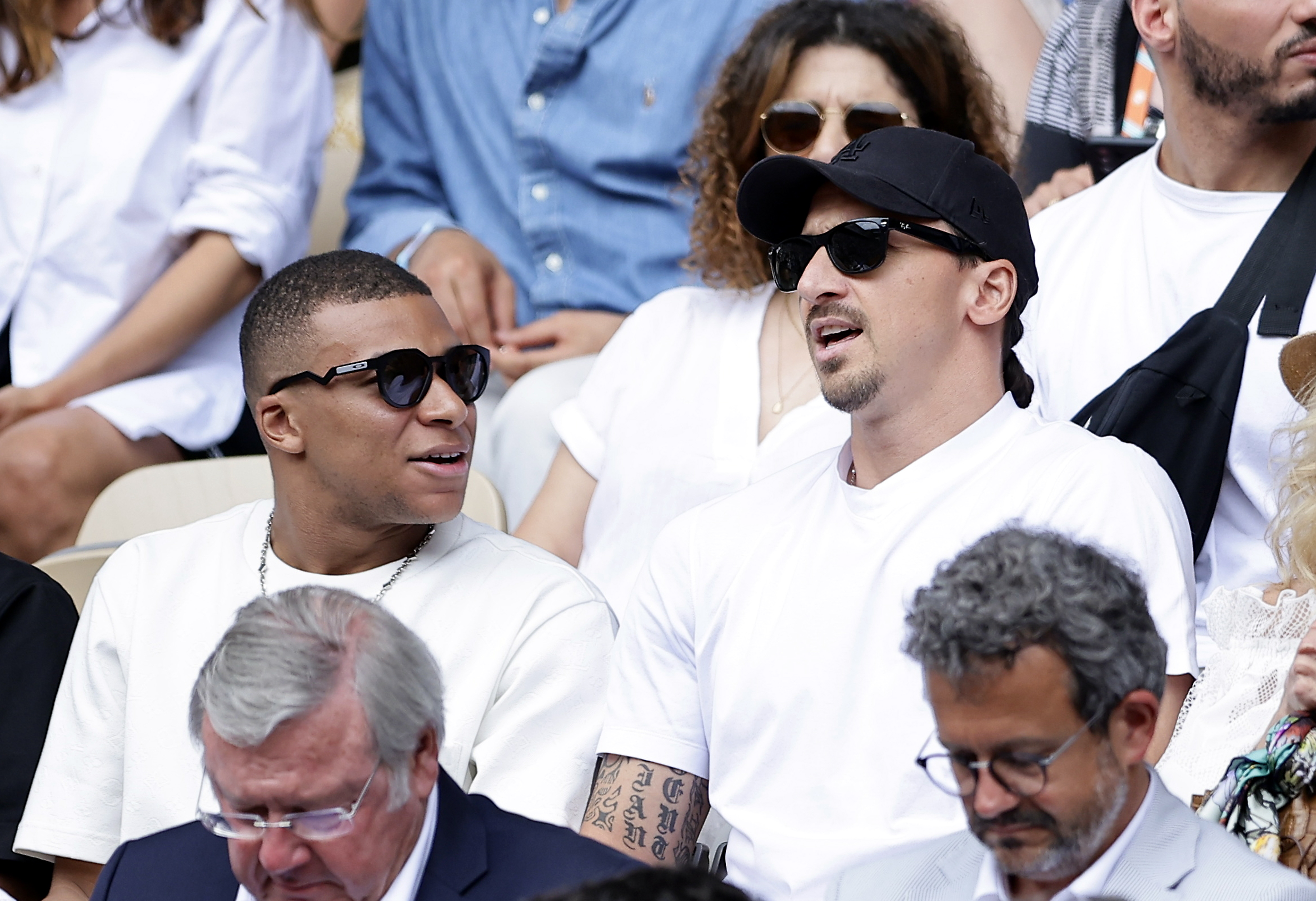 Paris (France), 11/06/2023.- French soccer player Kylian Mbappe (L) and Swedish soccer player Zlatan Ibrahimovic (R) attend the Men'Äôs final between Novak Djokovic of Serbia and Casper Ruud of Norway during the French Open Grand Slam tennis tournament at Roland Garros in Paris, France, 11 June 2023. (Tenis, Abierto, Francia, Noruega) EFE/EPA/CHRISTOPHE PETIT TESSON